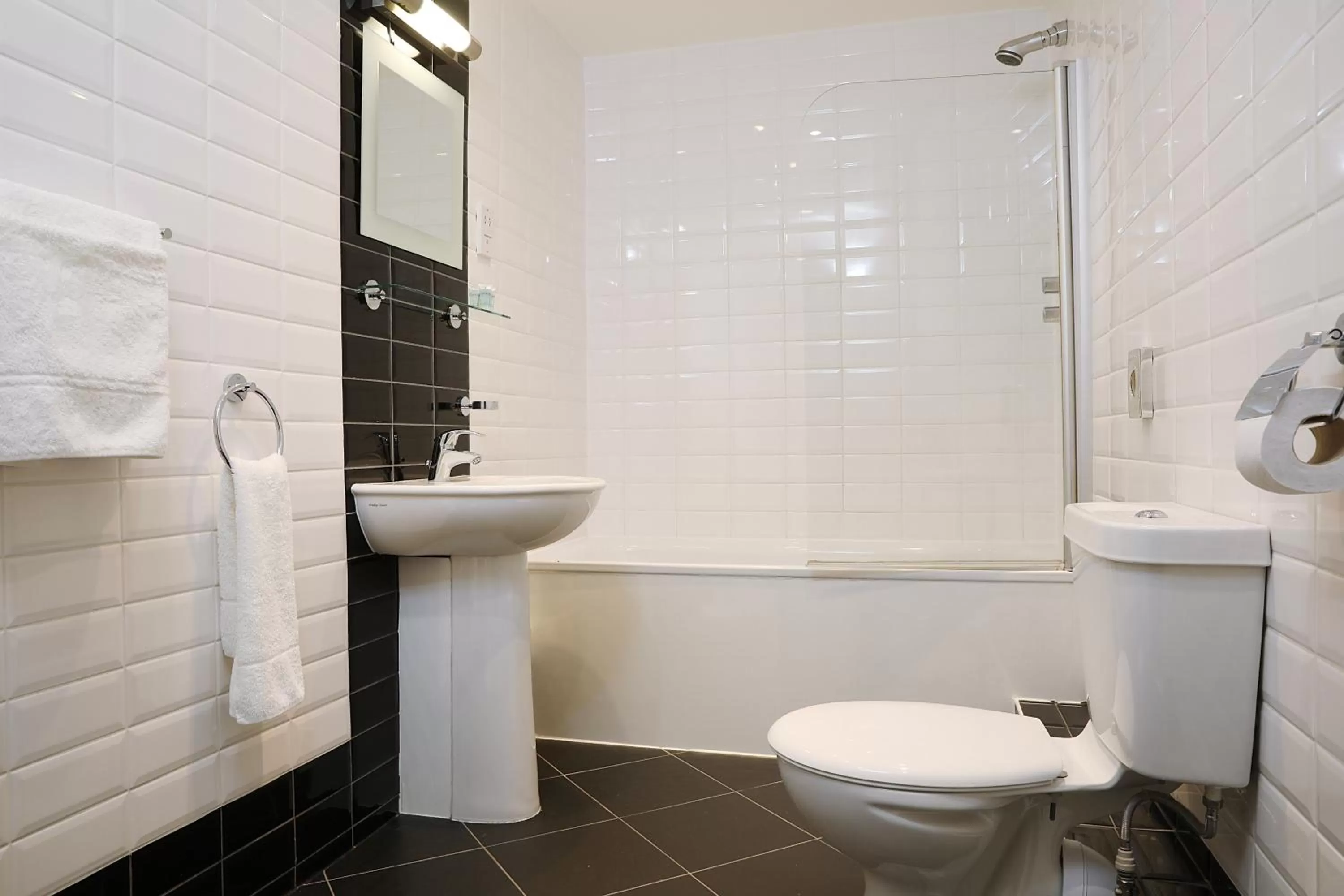 Toilet in Cairn Hotel & Apartments