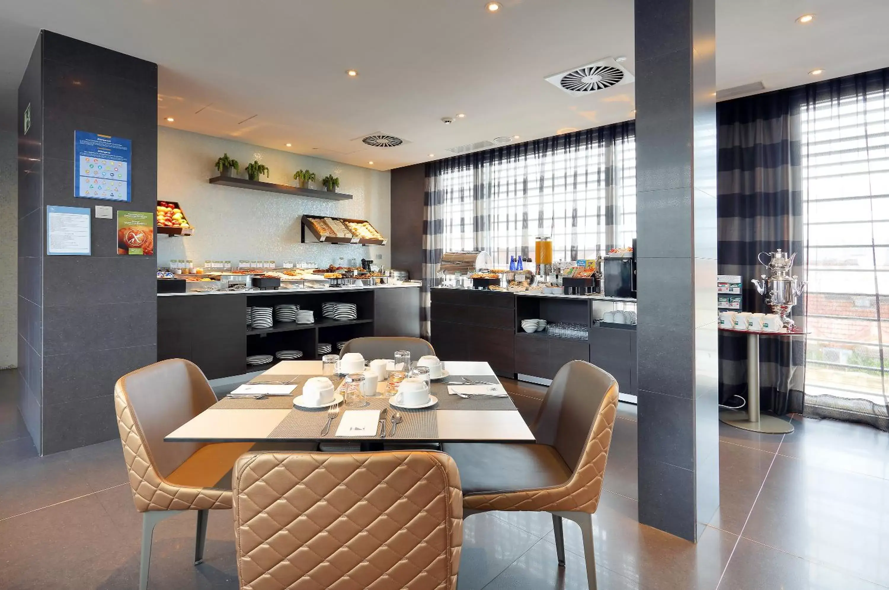 Lounge or bar, Restaurant/Places to Eat in Eurostars Plaza Mayor