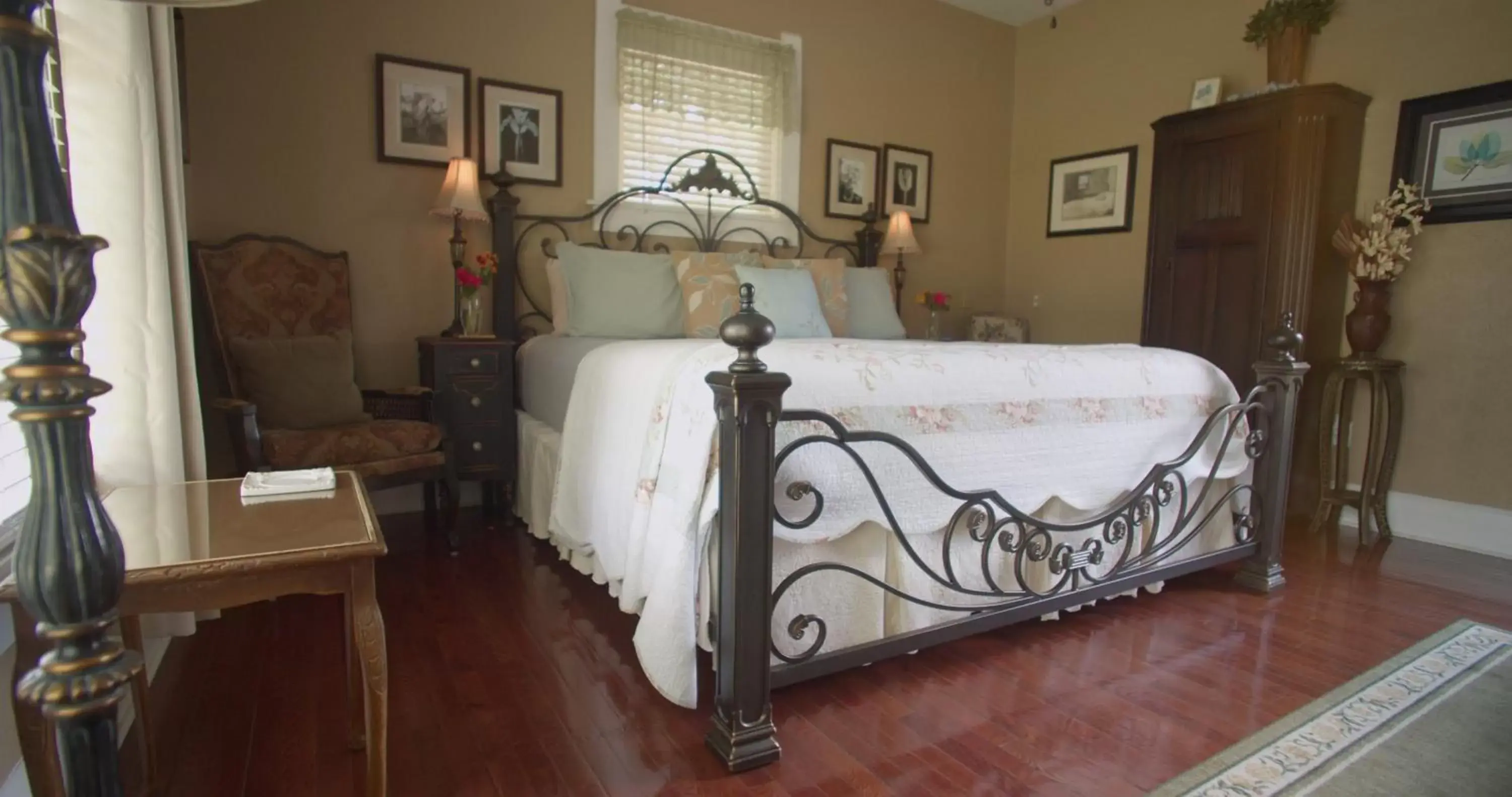 King Room with Garden View in Granbury Gardens Bed and Breakfast