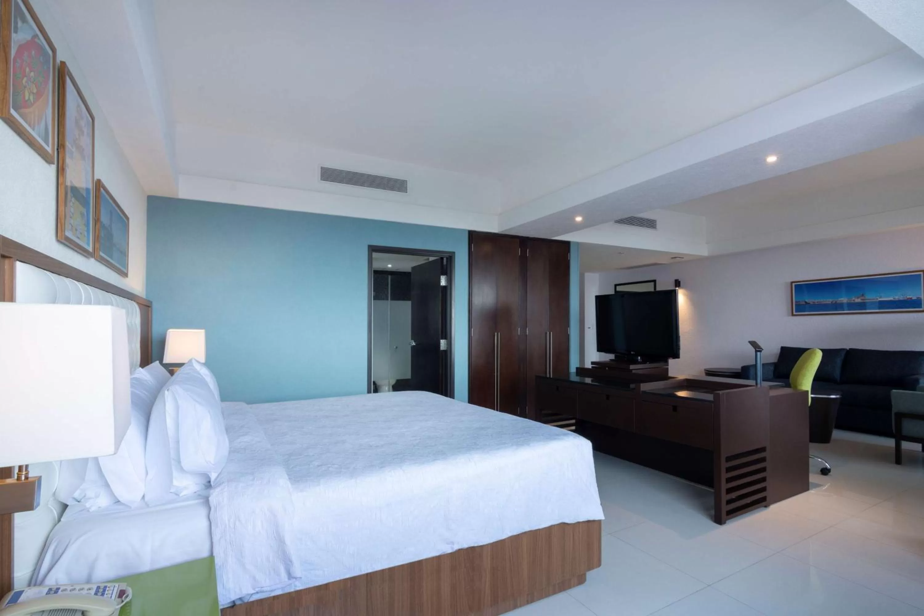 Bedroom, Bed in Hampton by Hilton Veracruz Boca Del Rio
