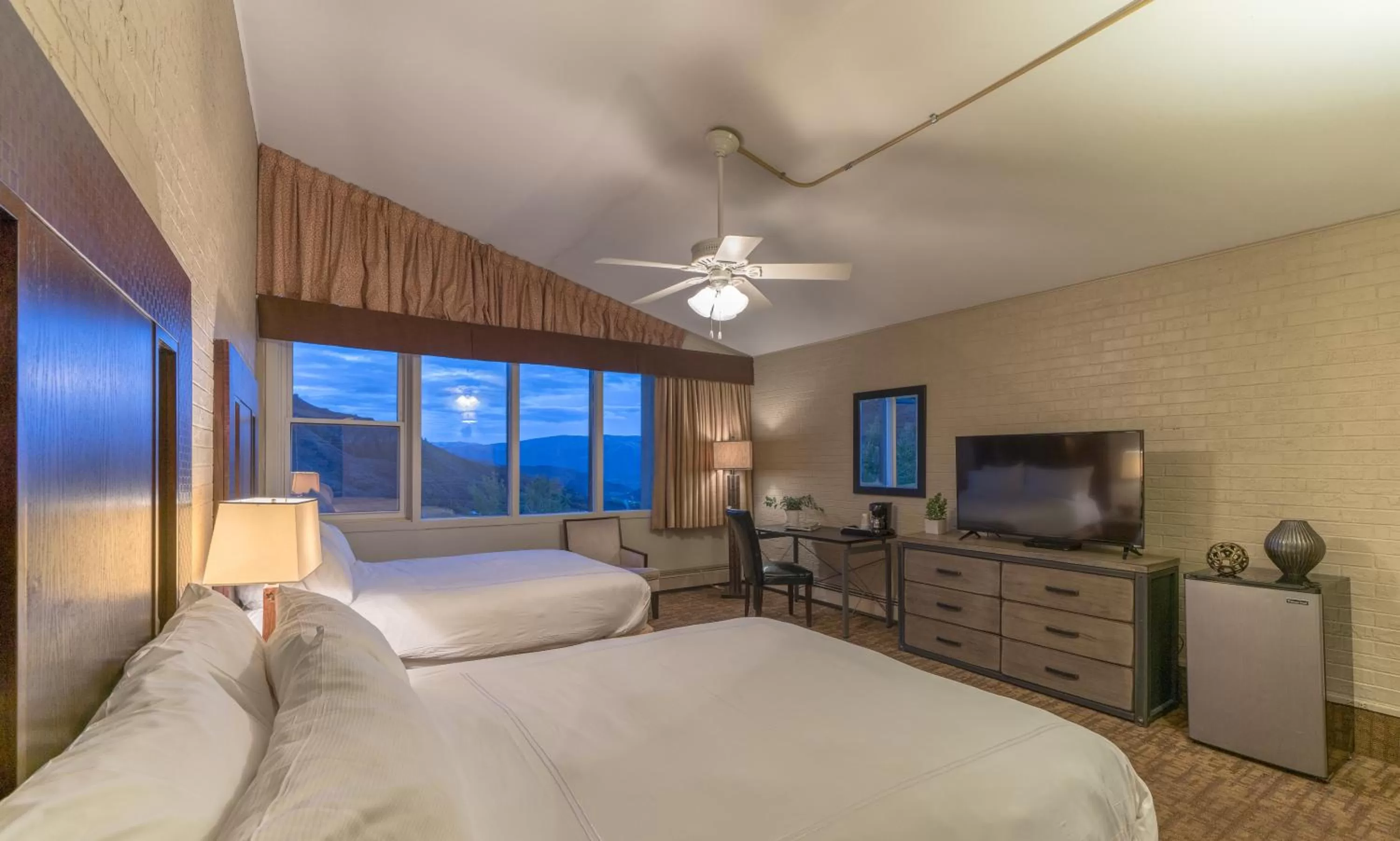 Photo of the whole room, Bed in Mountain Chalet Snowmass