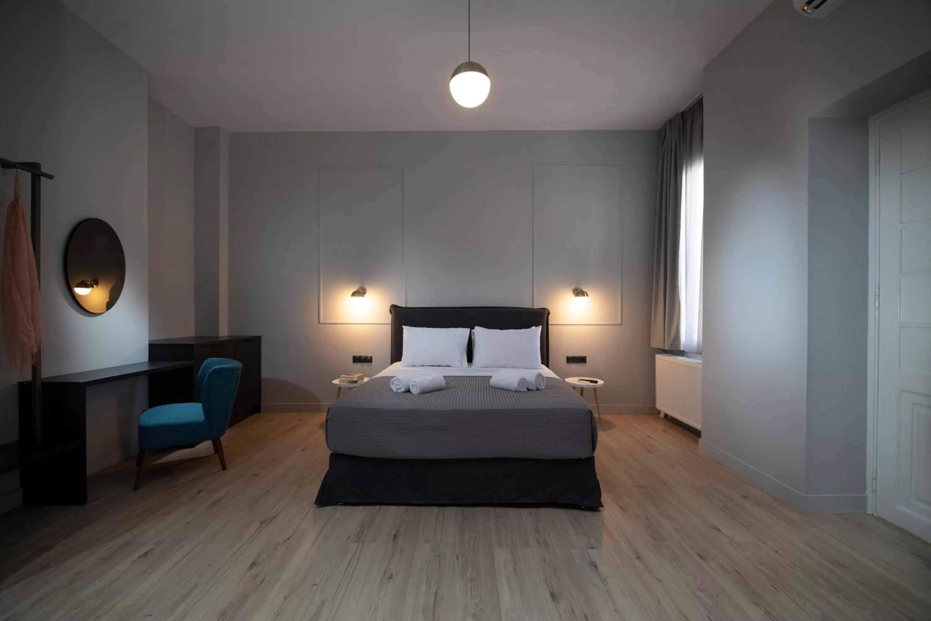 Photo of the whole room, Bed in Plaka Arch Suites