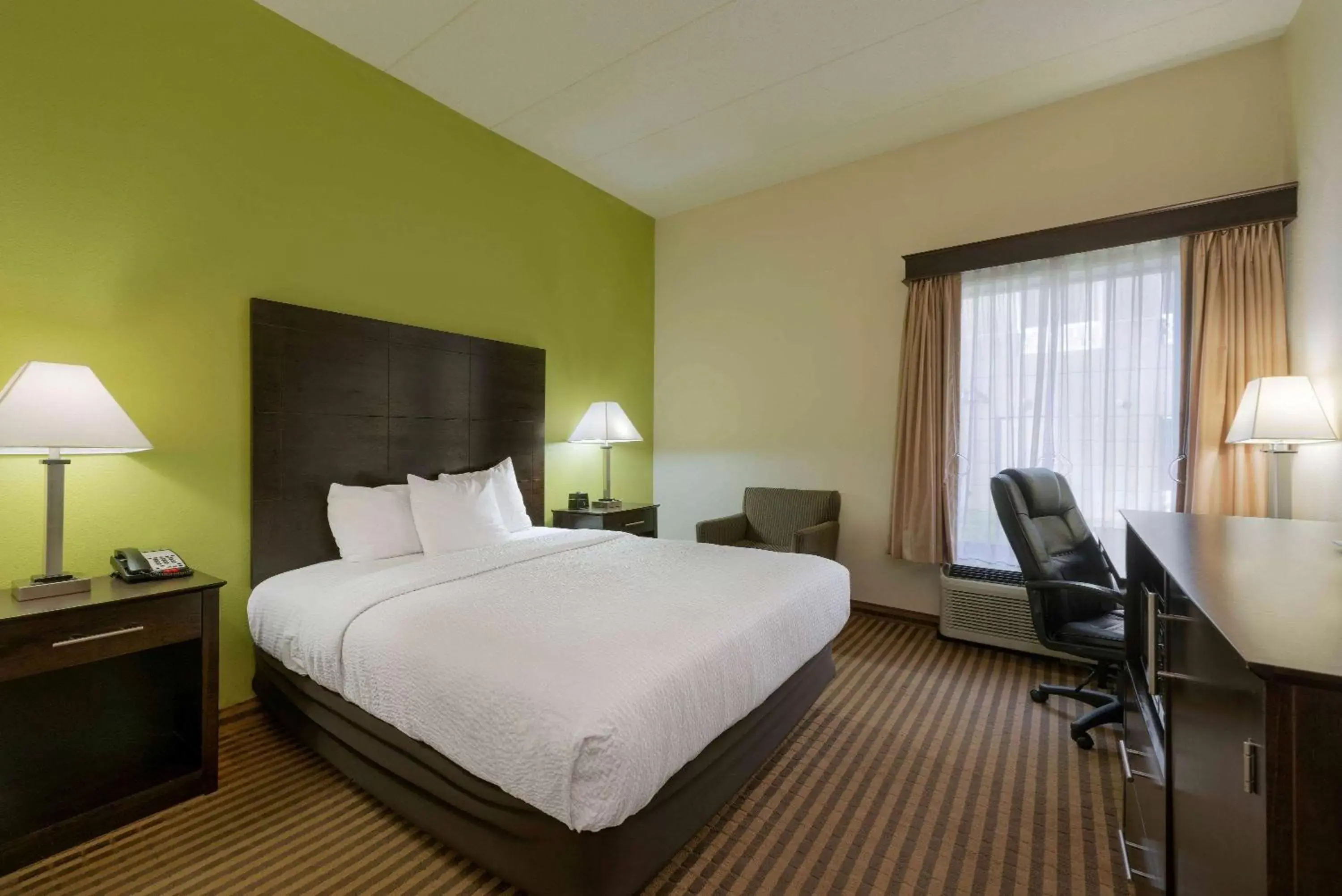 Photo of the whole room, Bed in La Quinta by Wyndham Columbus - Grove City