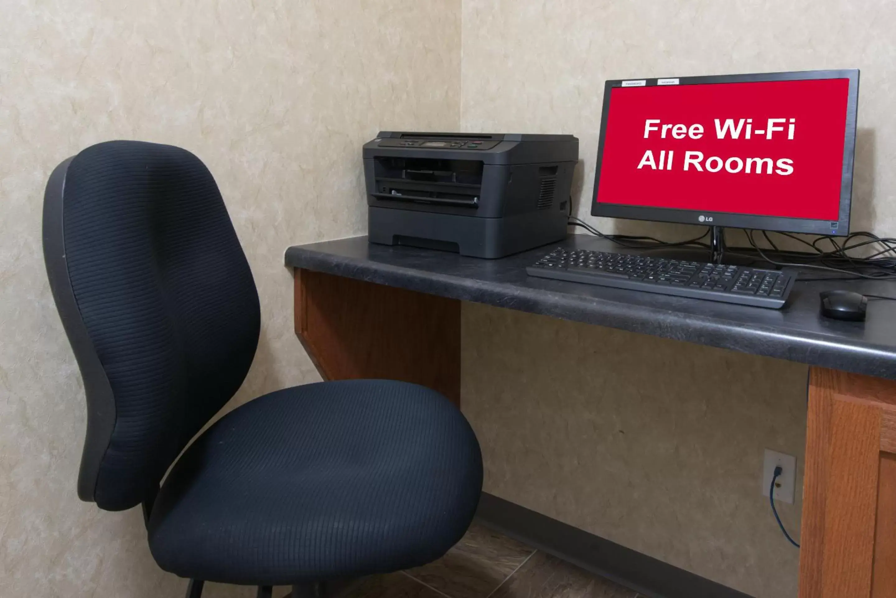 Business facilities, Business Area/Conference Room in Red Roof Inn & Suites Dickinson