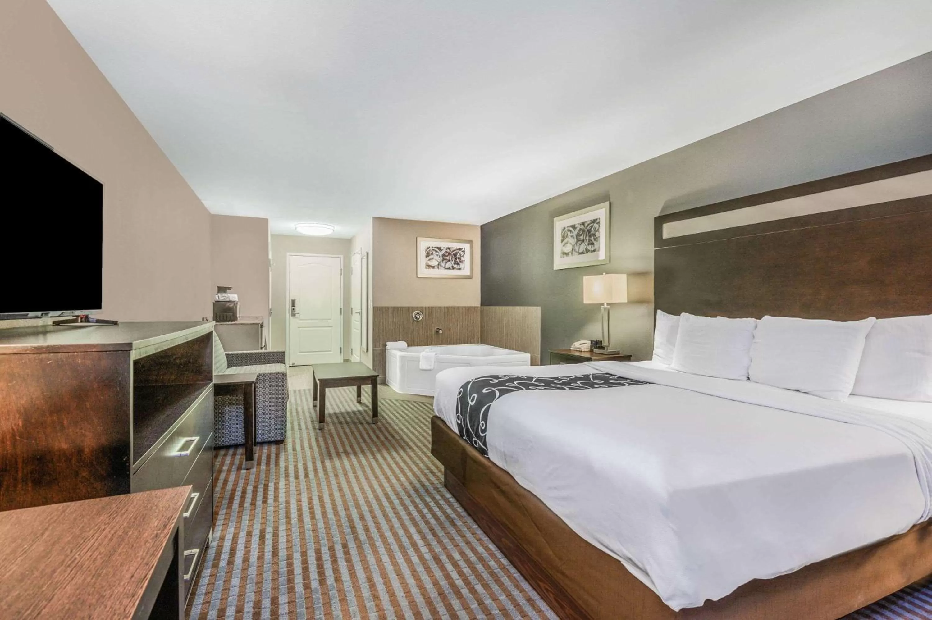 Photo of the whole room, Bed in La Quinta Inn & Suites Casino and Bar by Wyndham Glendive