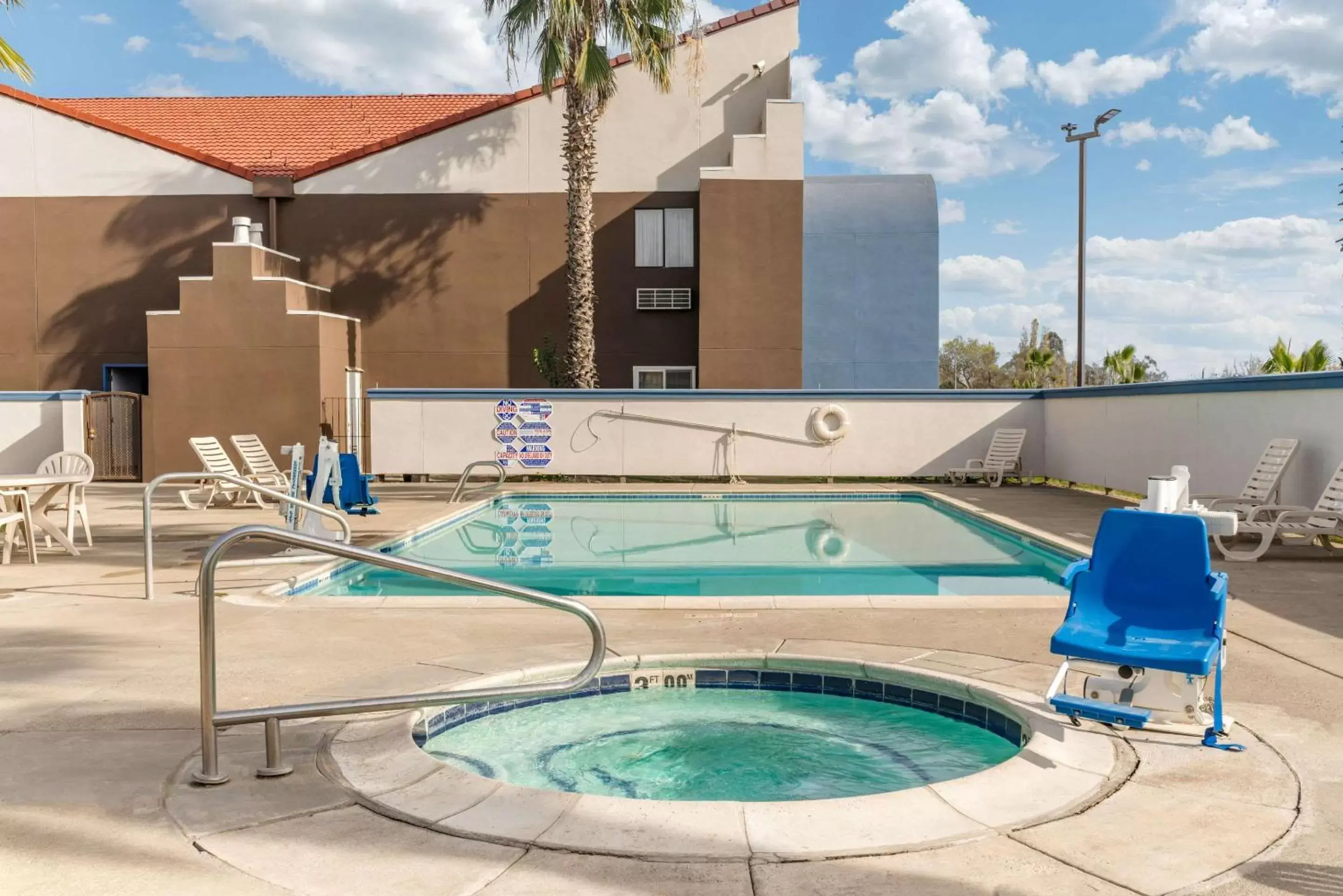 Hot Tub, Swimming Pool in Quality Inn & Suites Vacaville