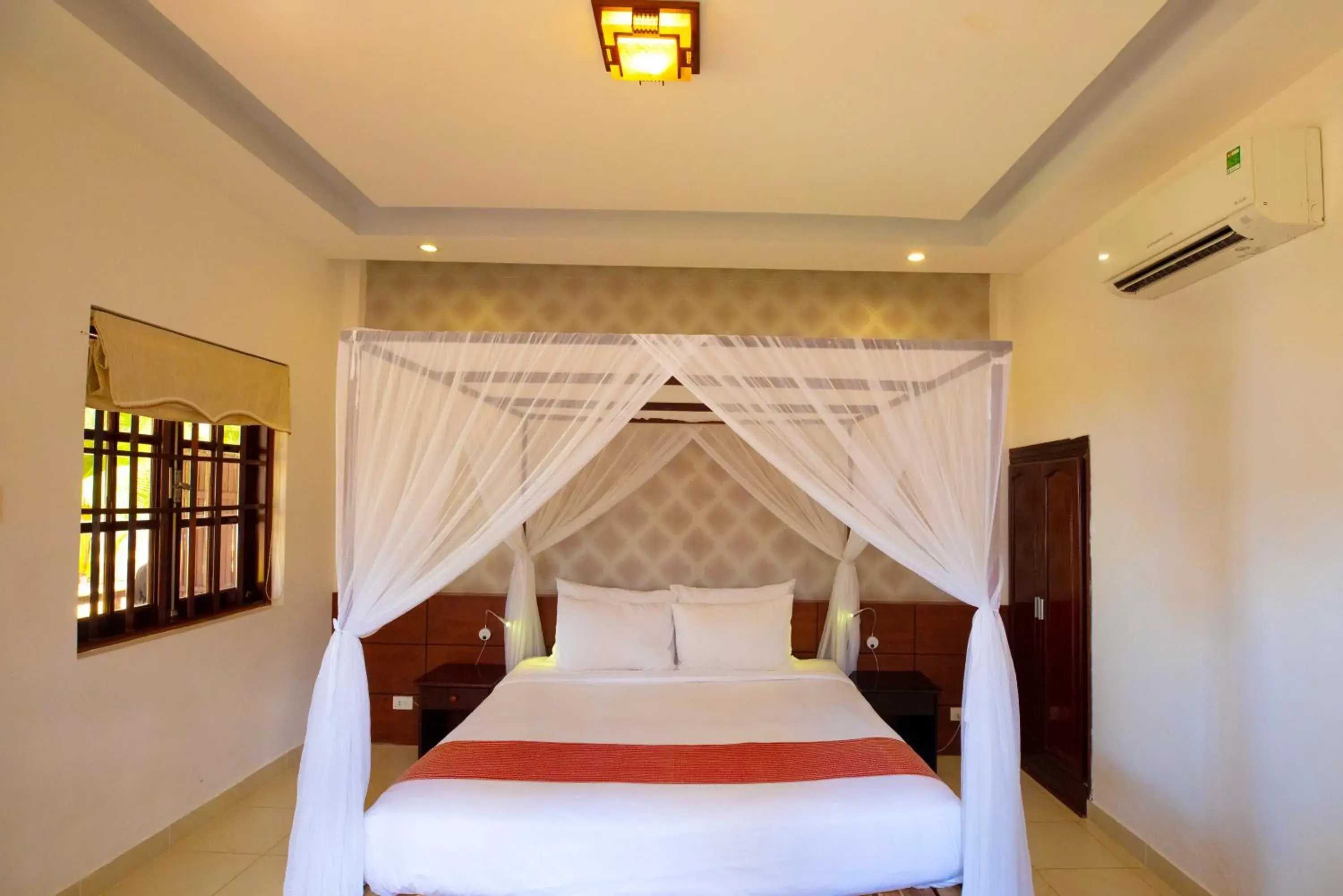 Photo of the whole room, Bed in Sea Star Resort