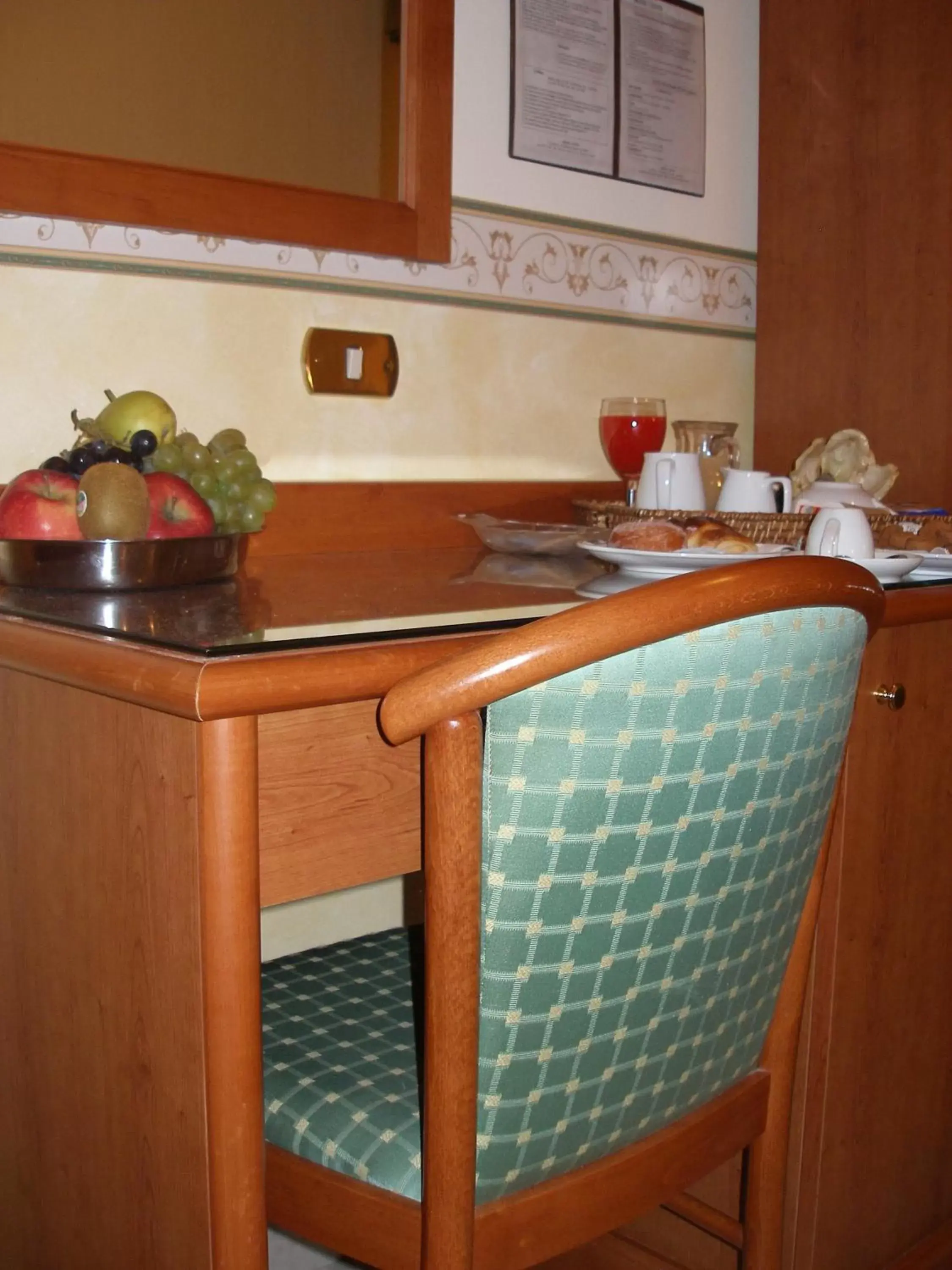 Seating area, Kitchen/Kitchenette in Hotel Lento
