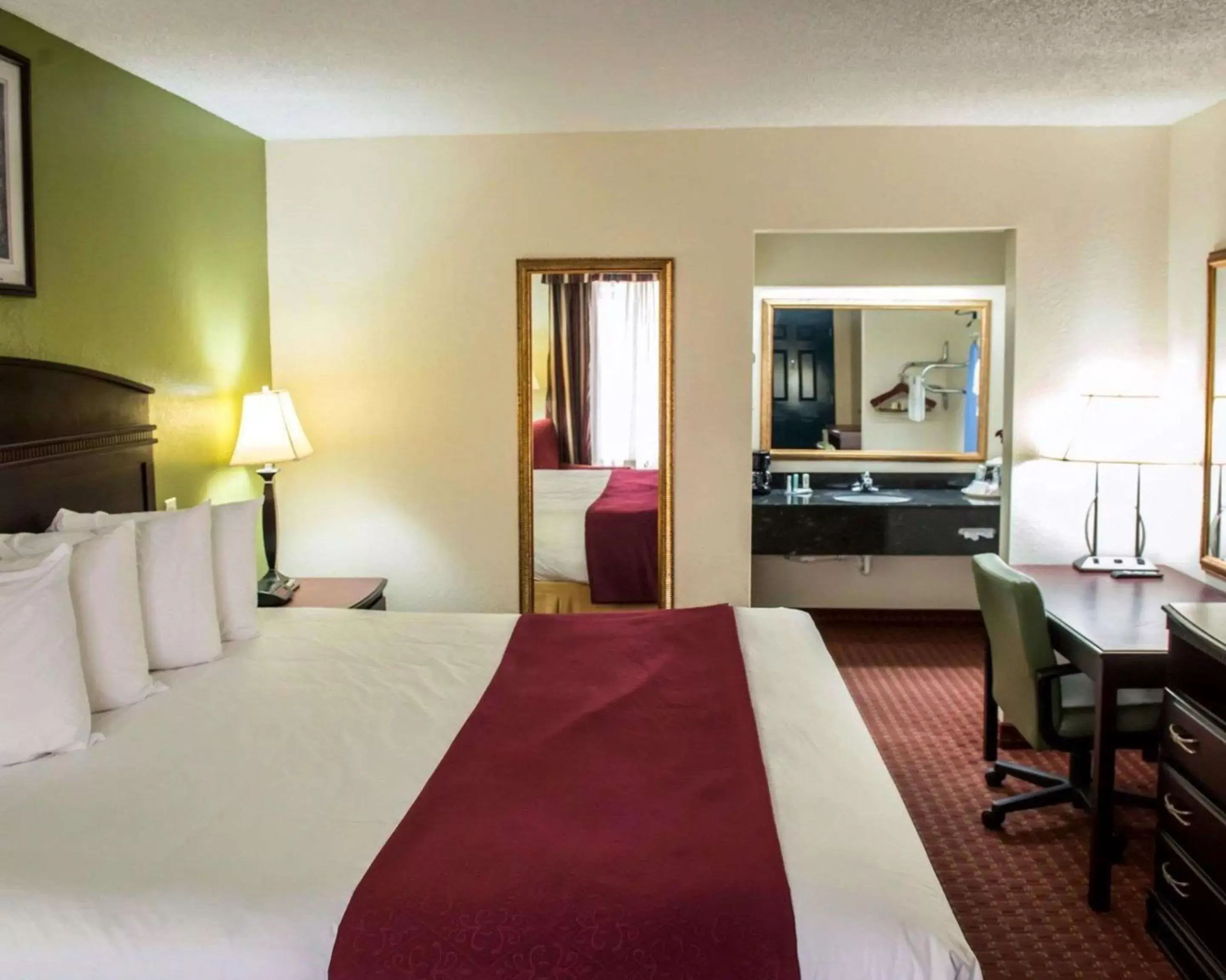 Photo of the whole room, Bed in Quality Inn Chipley I-10 at Exit 120