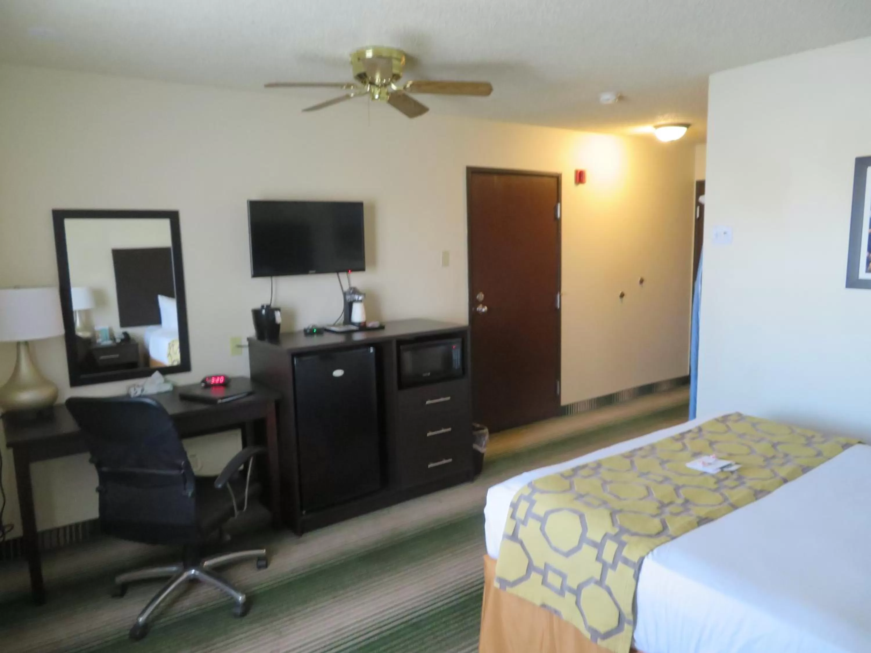 Bedroom in GreenTree Inn Montrose