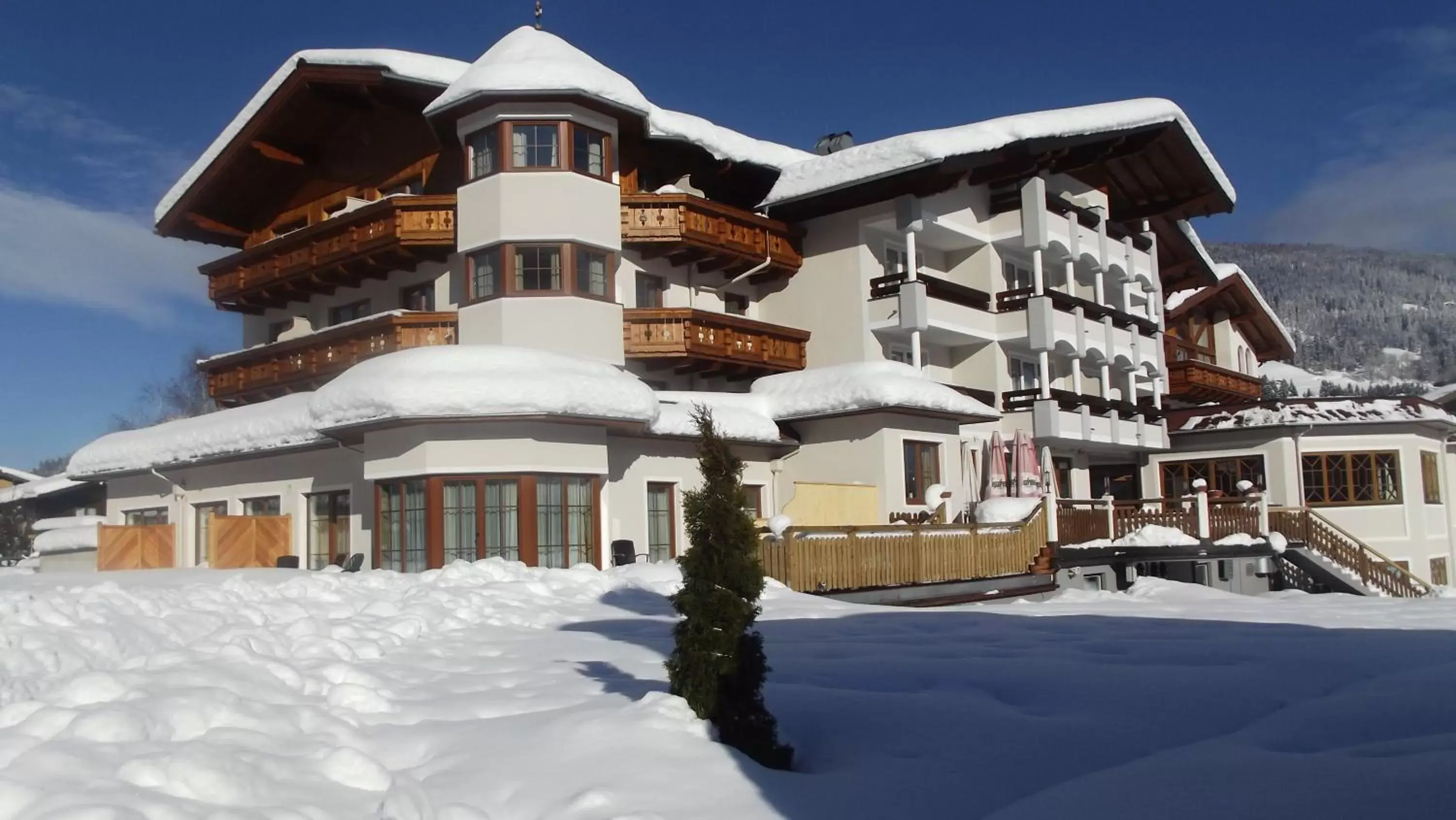 Facade/entrance, Winter in Hotel Das Urbisgut