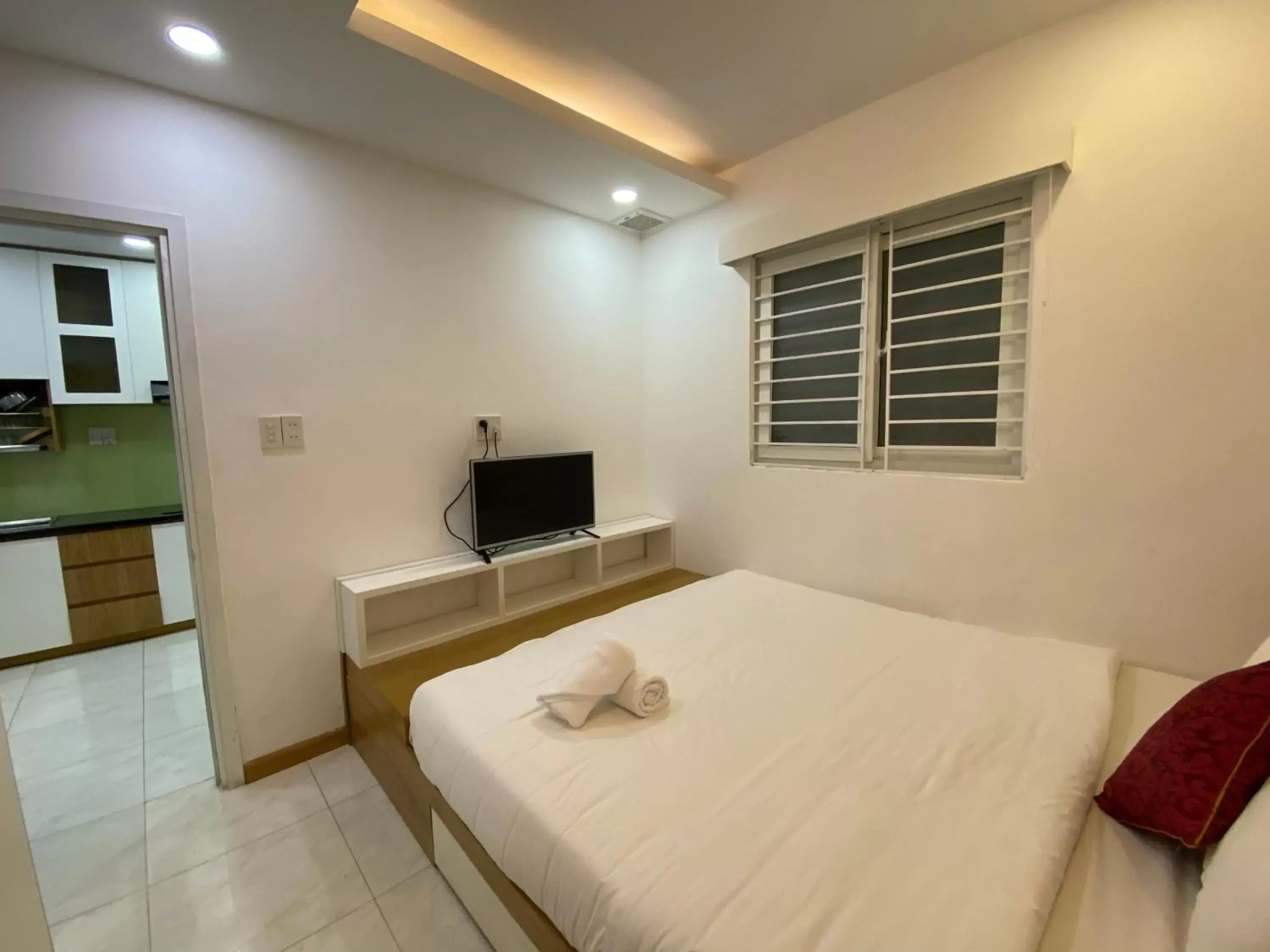 Photo of the whole room, Bed in Gold Ocean Apartment