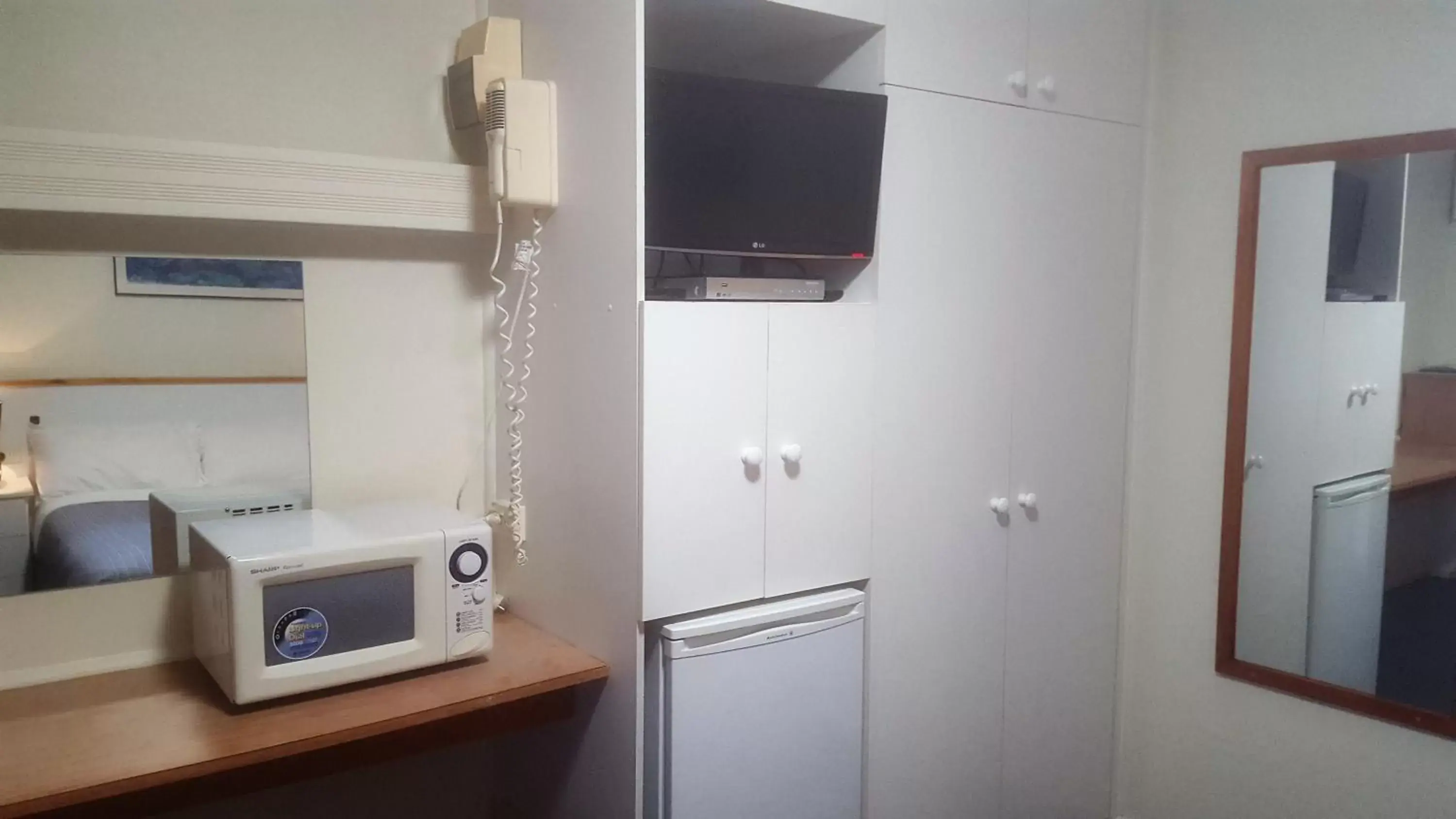 Bedroom, TV/Entertainment Center in Clunes Motel