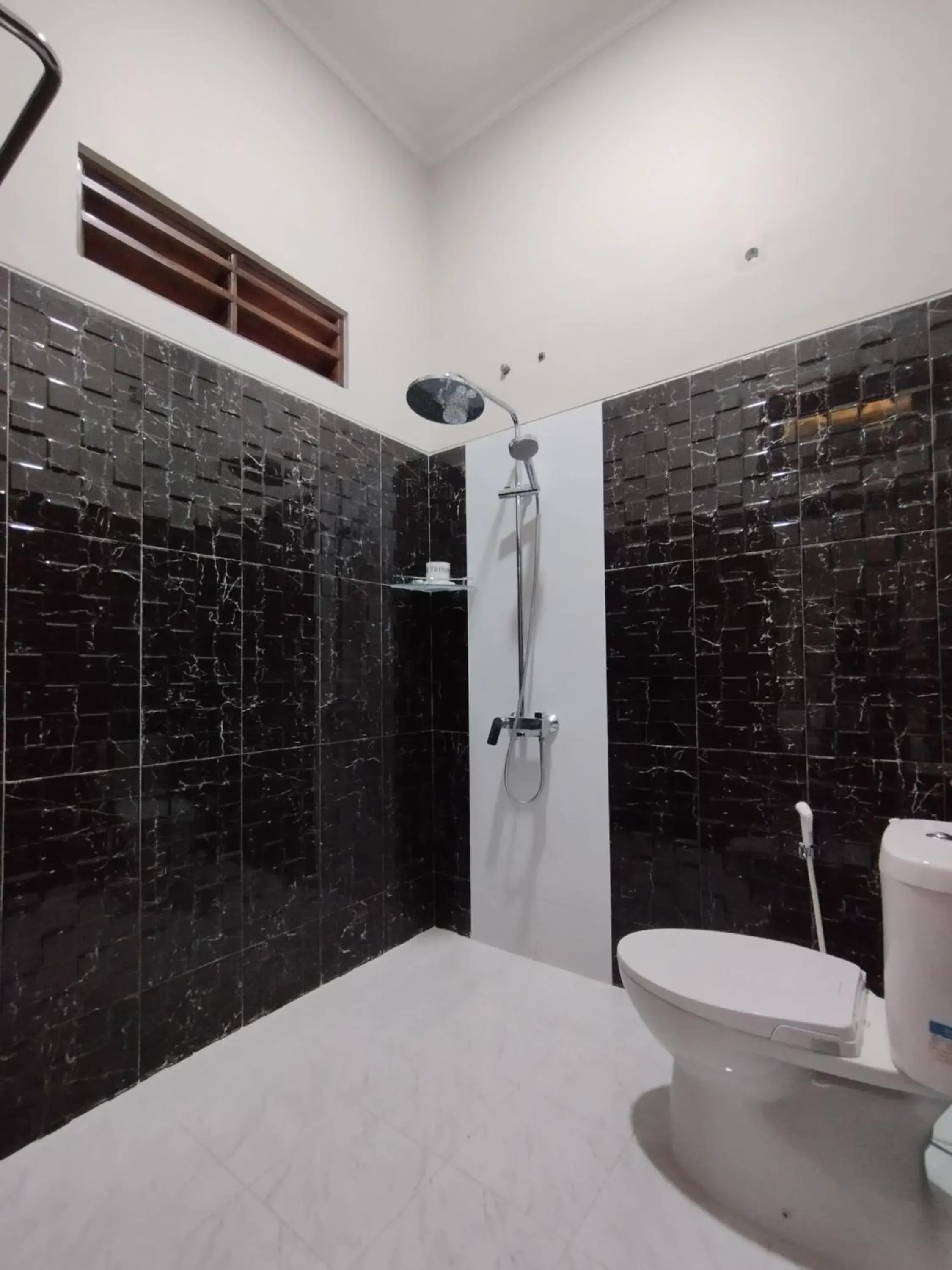 Shower, Bathroom in Saira Hotel dan Homestay Syariah