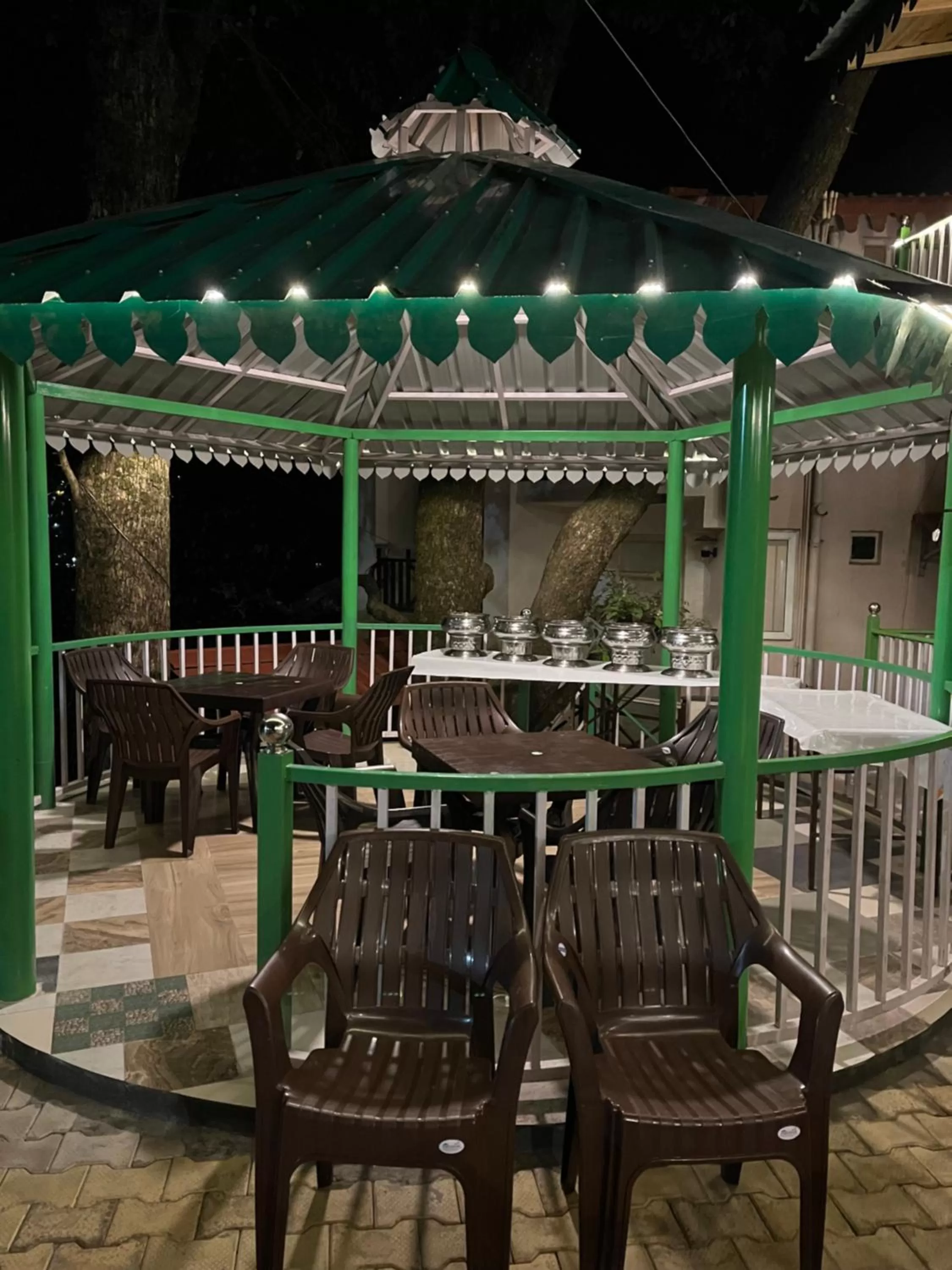 Restaurant/Places to Eat in Cedar Woods Resort