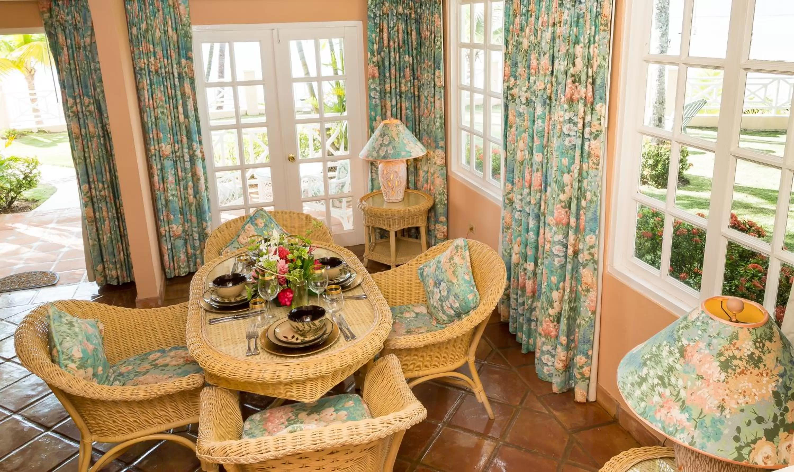 Dining area in Coco Reef Resort & Spa