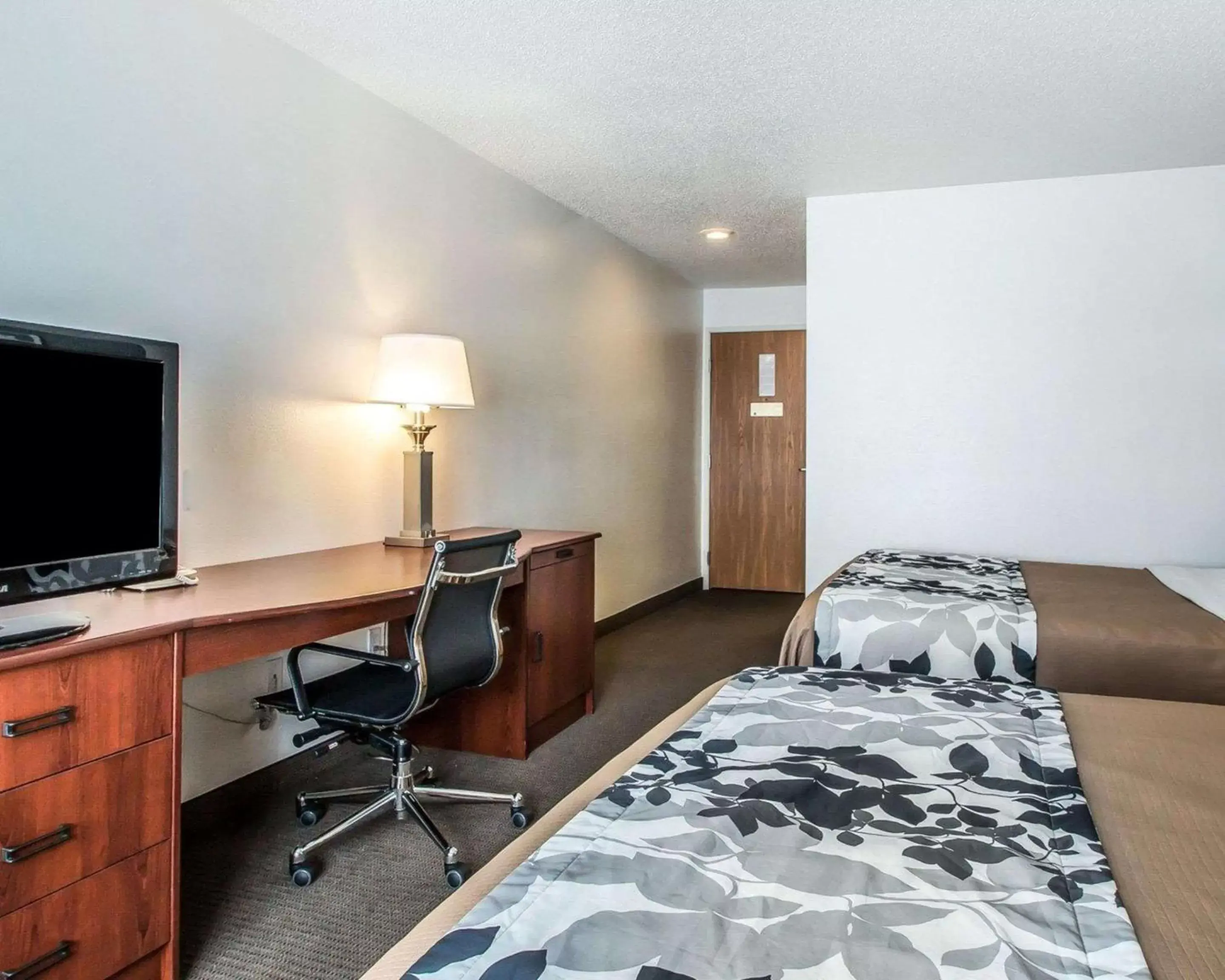 Photo of the whole room, TV/Entertainment Center in Sleep Inn & Suites Mount Vernon