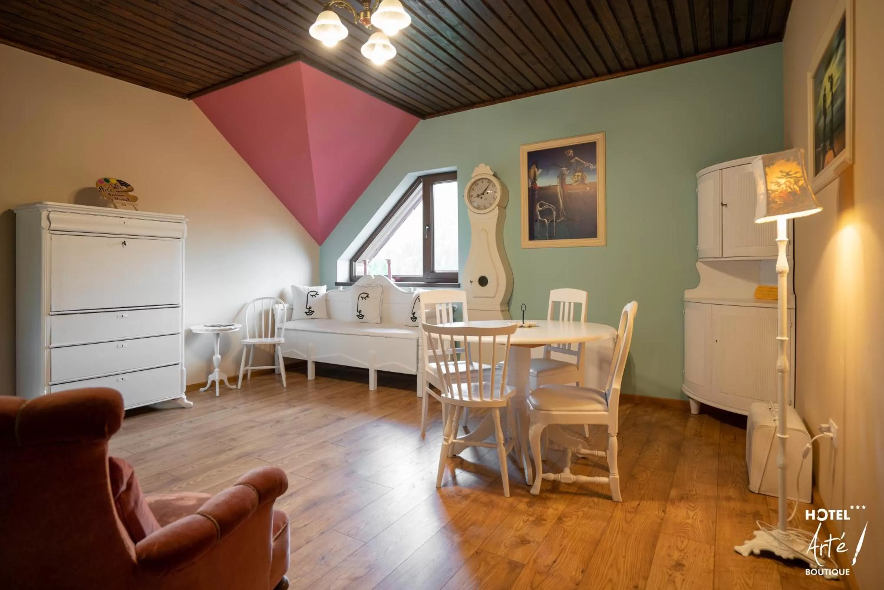 Photo of the whole room, Dining Area in Art'e Boutique Hotel