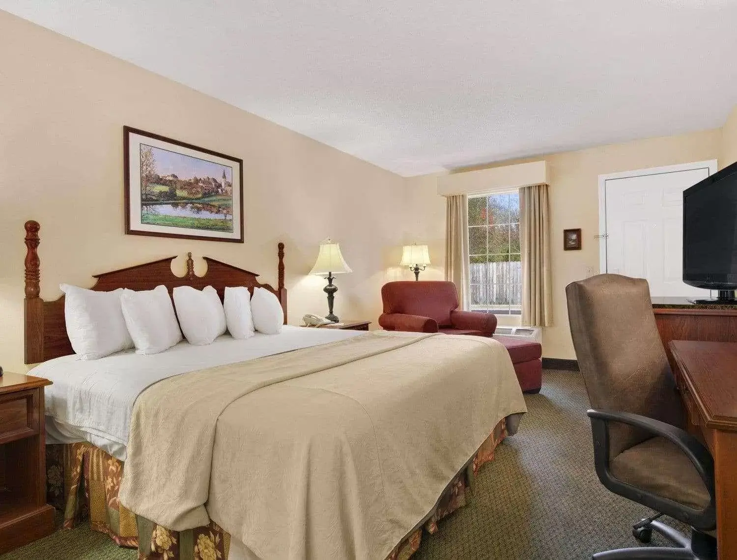 Photo of the whole room, Bed in Baymont by Wyndham Eufaula