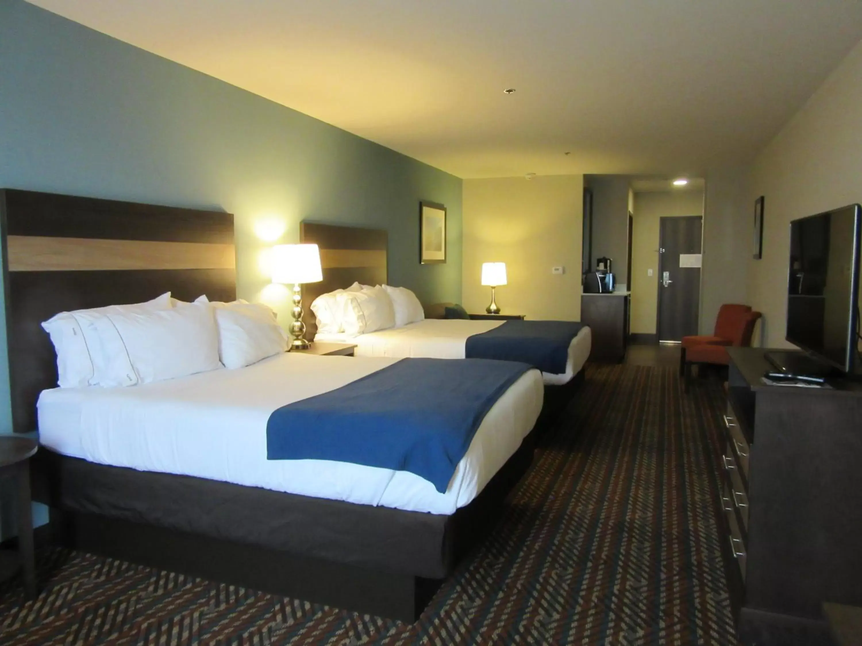 Bed in Holiday Inn Express Wichita South, an IHG Hotel