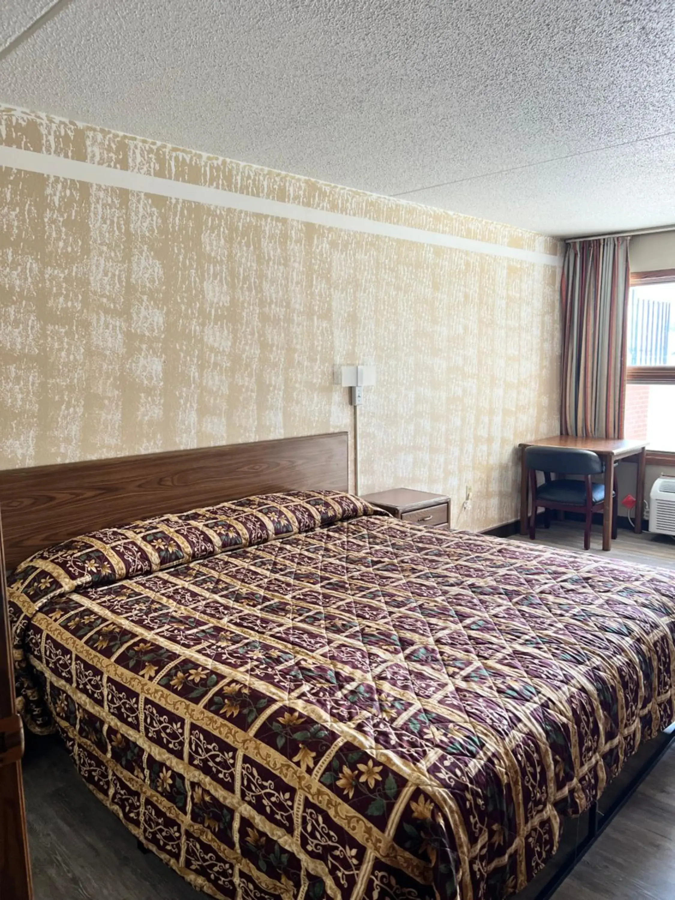 Bedroom, Bed in Devils Lake Inn