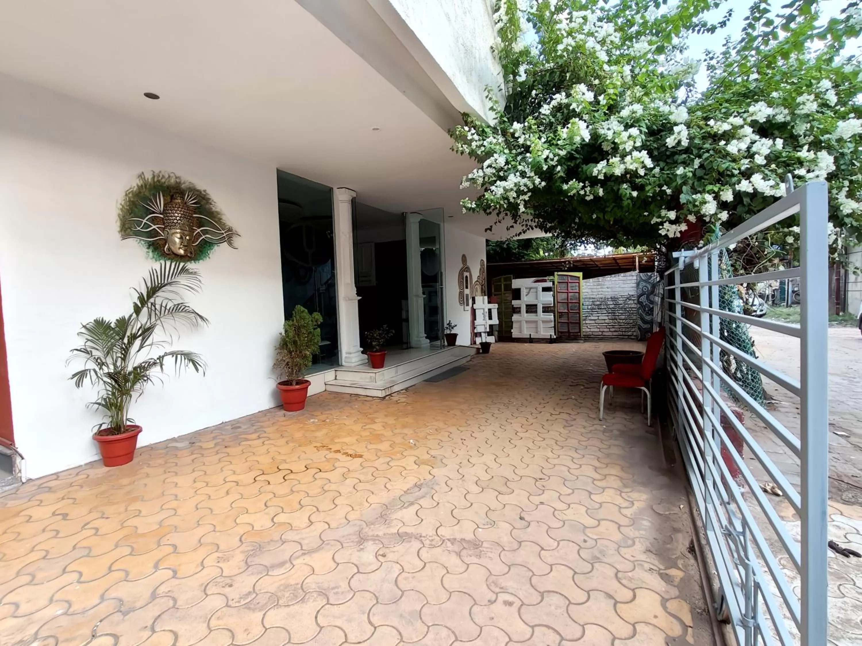 Facade/entrance in The Sky Imperial Hotel Yahvi