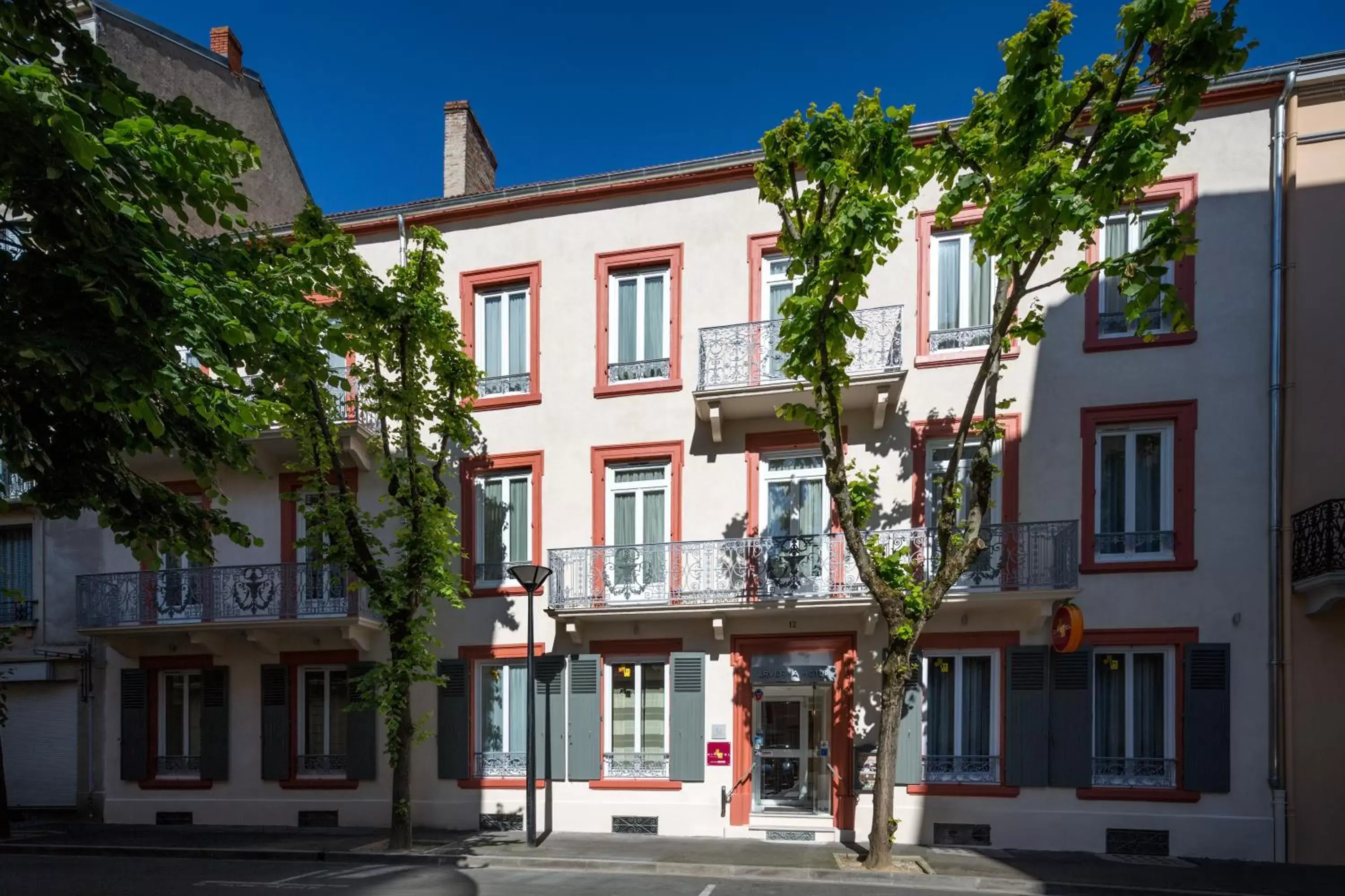 Facade/entrance, Property Building in Arverna Cit'Hotel Vichy