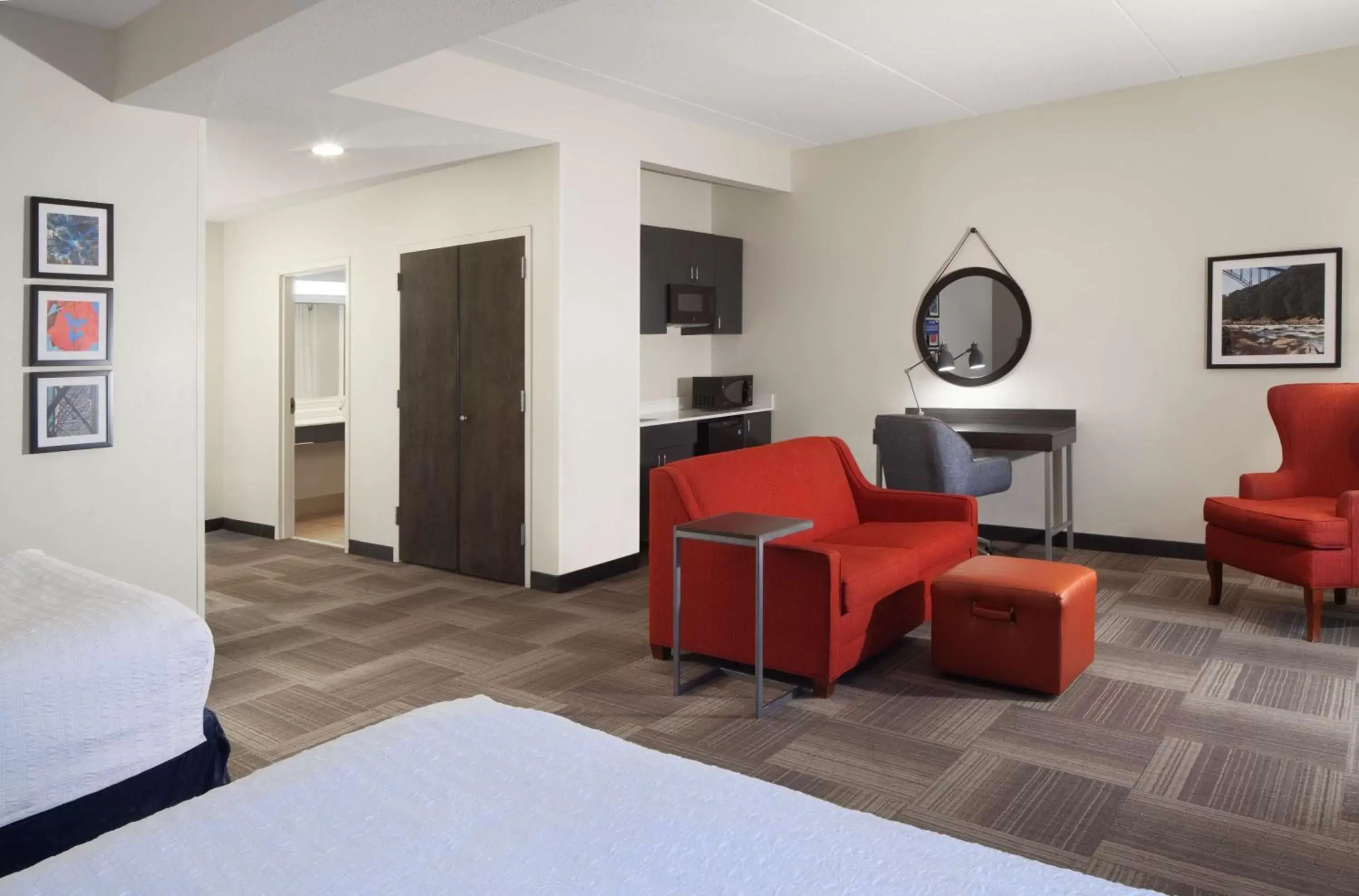 Kitchen or kitchenette, Seating Area in Hampton Inn Charleston-Southridge