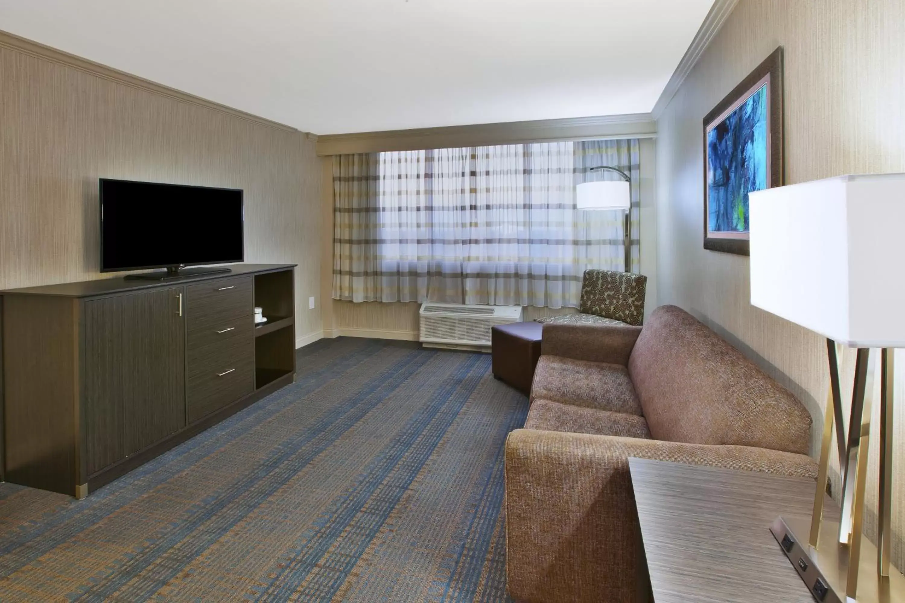 Photo of the whole room, Seating Area in Holiday Inn Columbus Dwtn-Capitol Square, an IHG Hotel