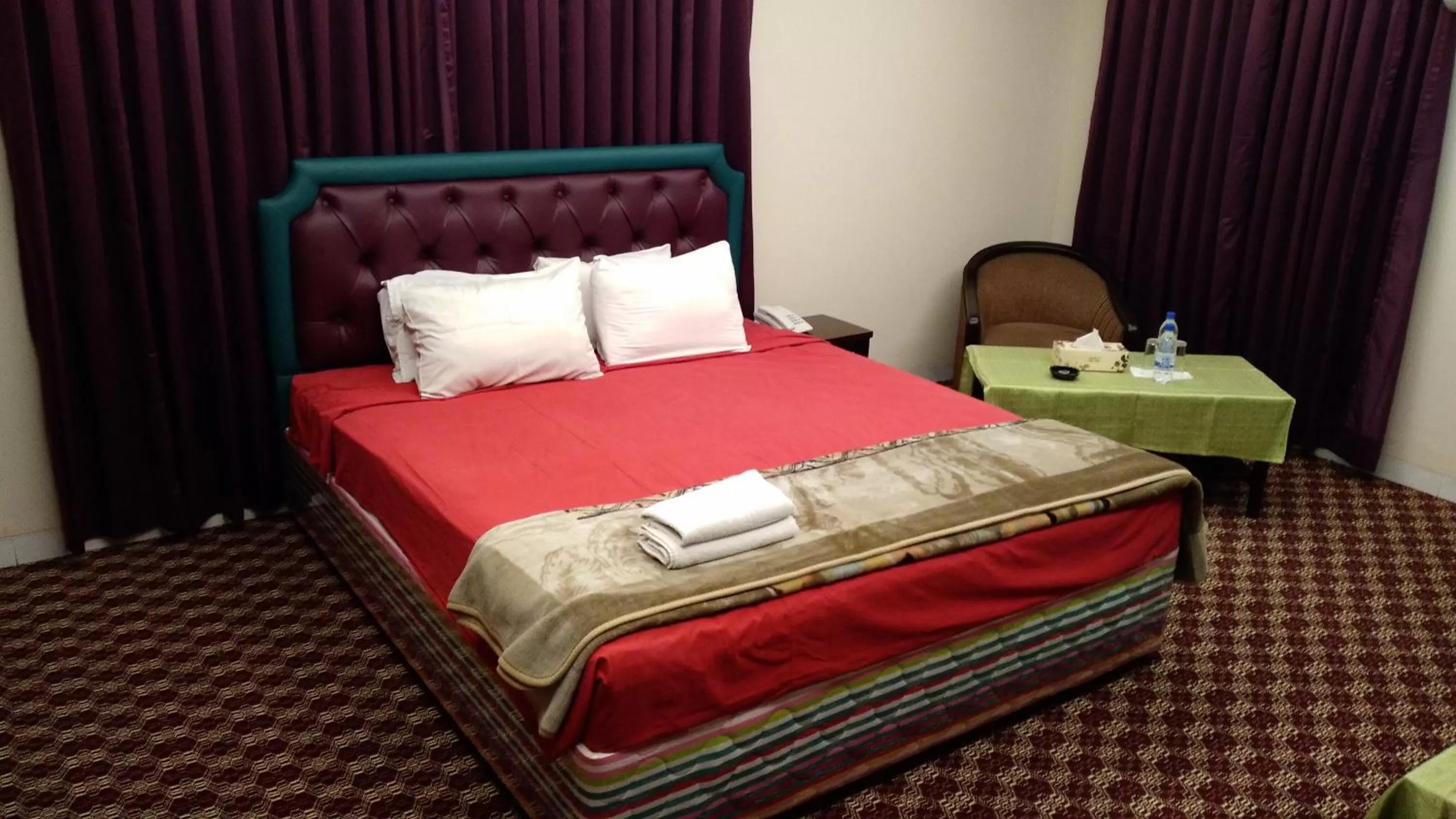 Bedroom, Bed in Center Point Apartment