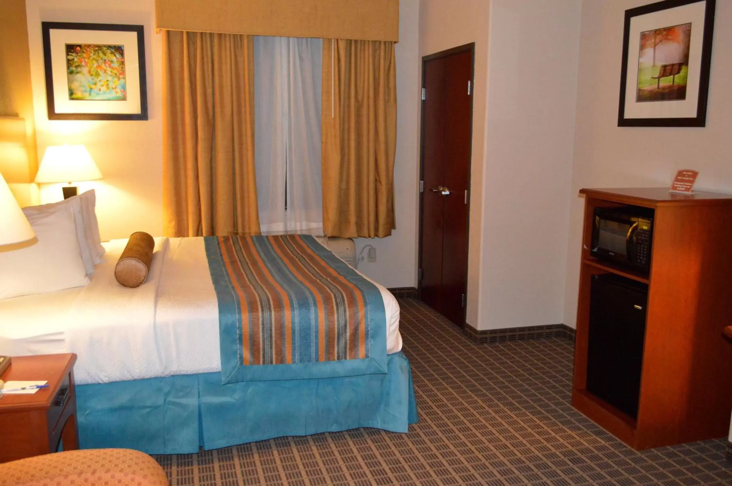 Photo of the whole room, Bed in Best Western Orange Inn & Suites