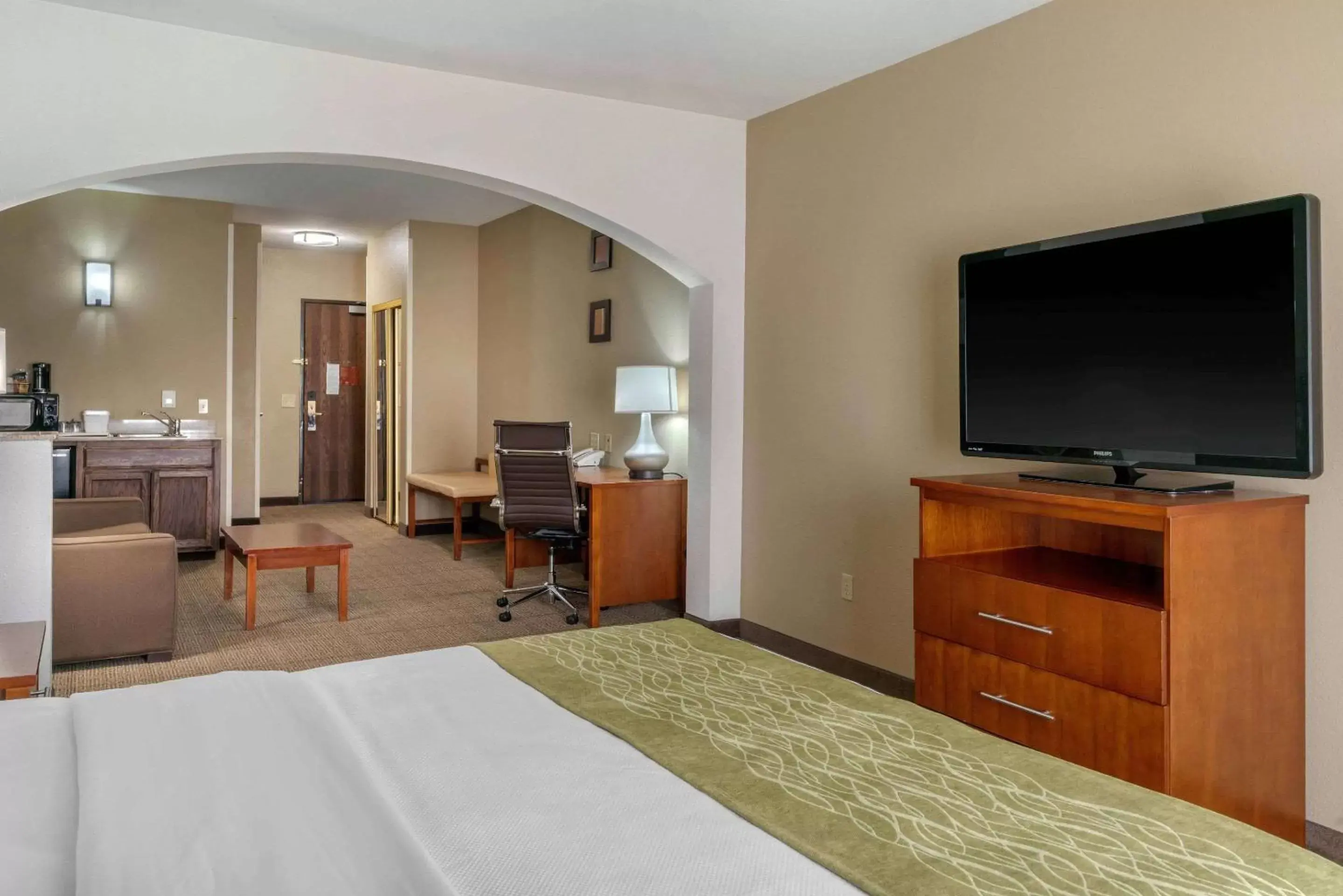 Photo of the whole room, TV/Entertainment Center in Comfort Inn & Suites Sacramento – University Area