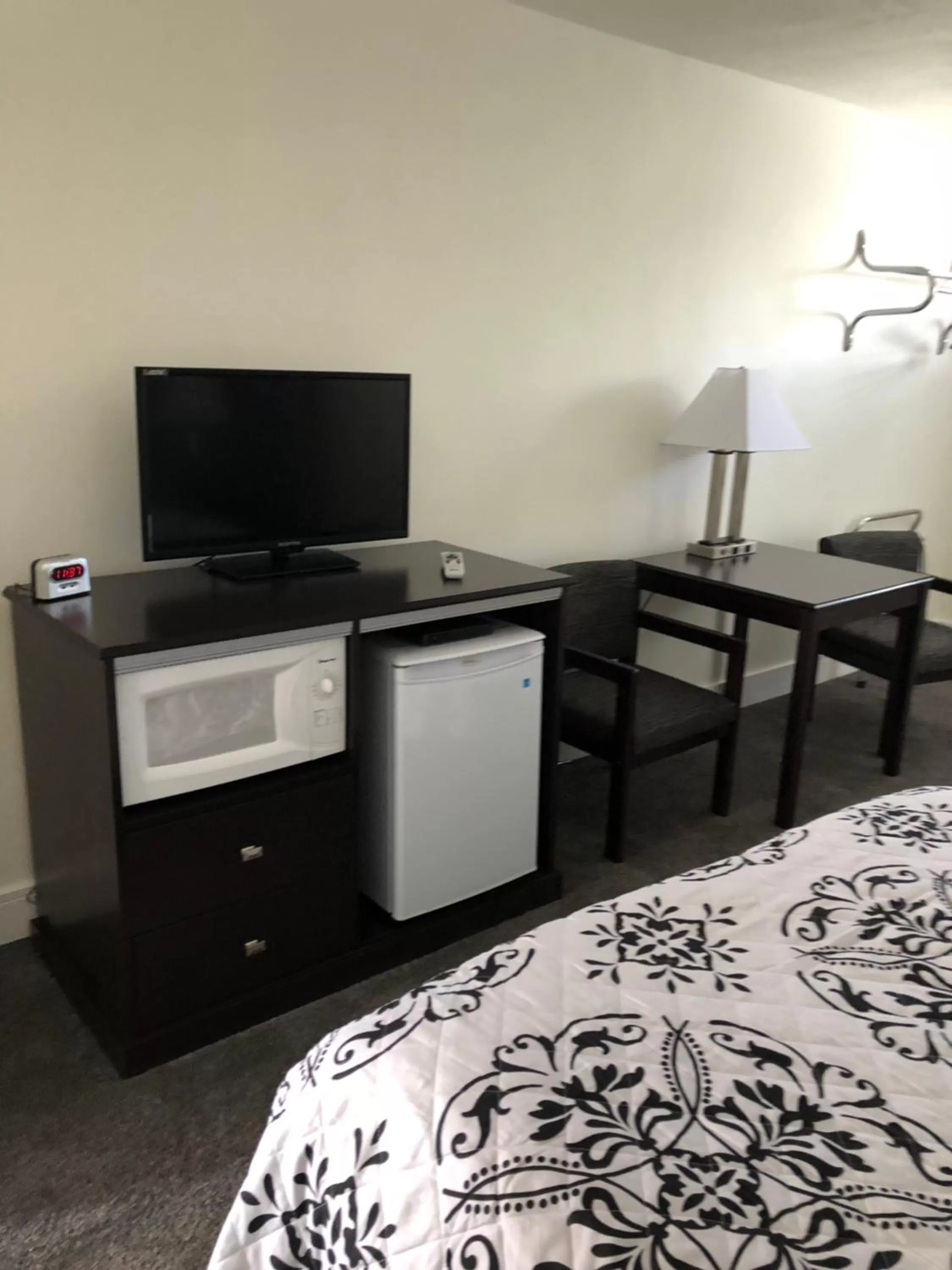 Bed, TV/Entertainment Center in El Rancho Motel