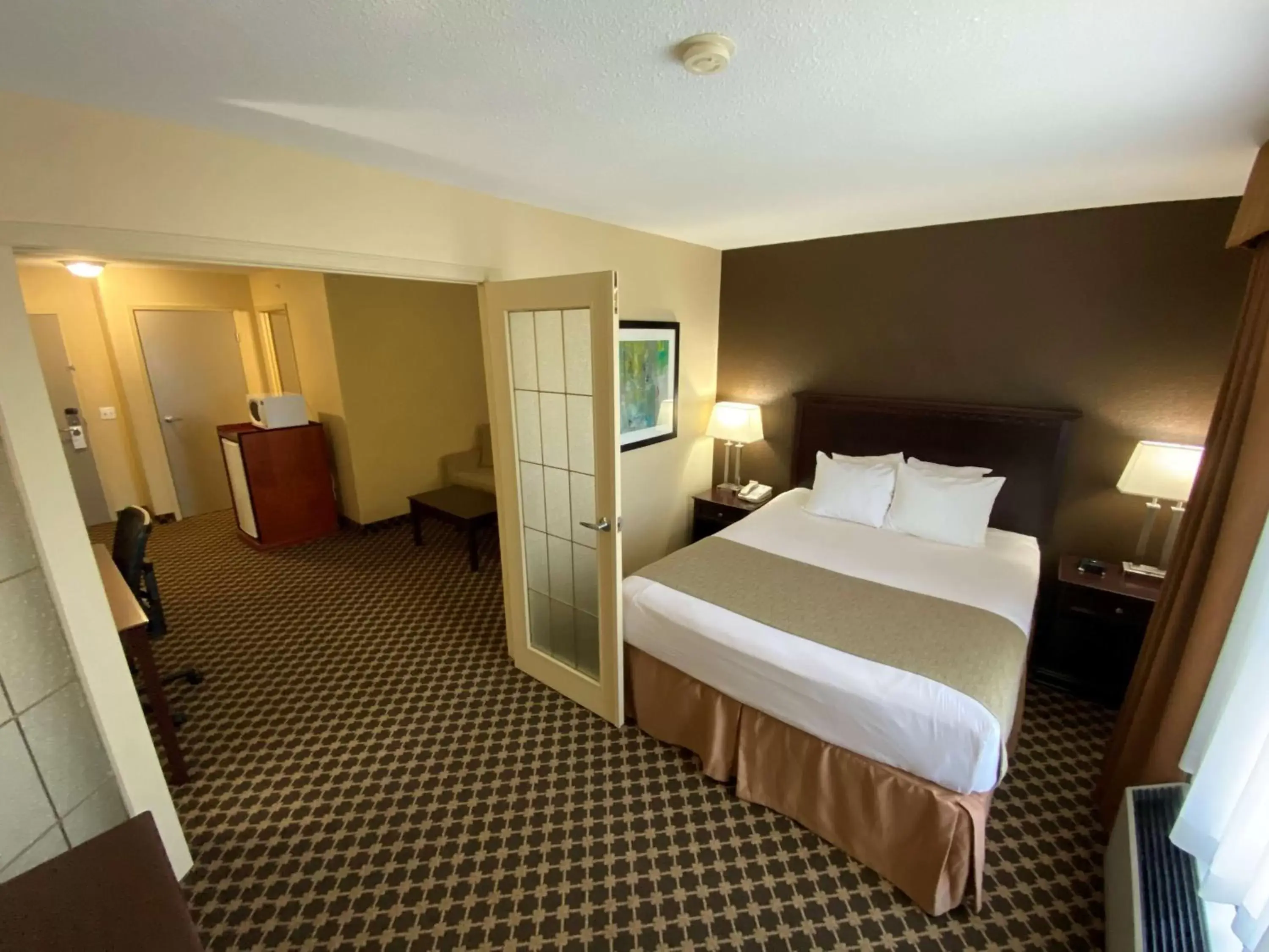 Living room, Bed in Best Western Strathmore Inn