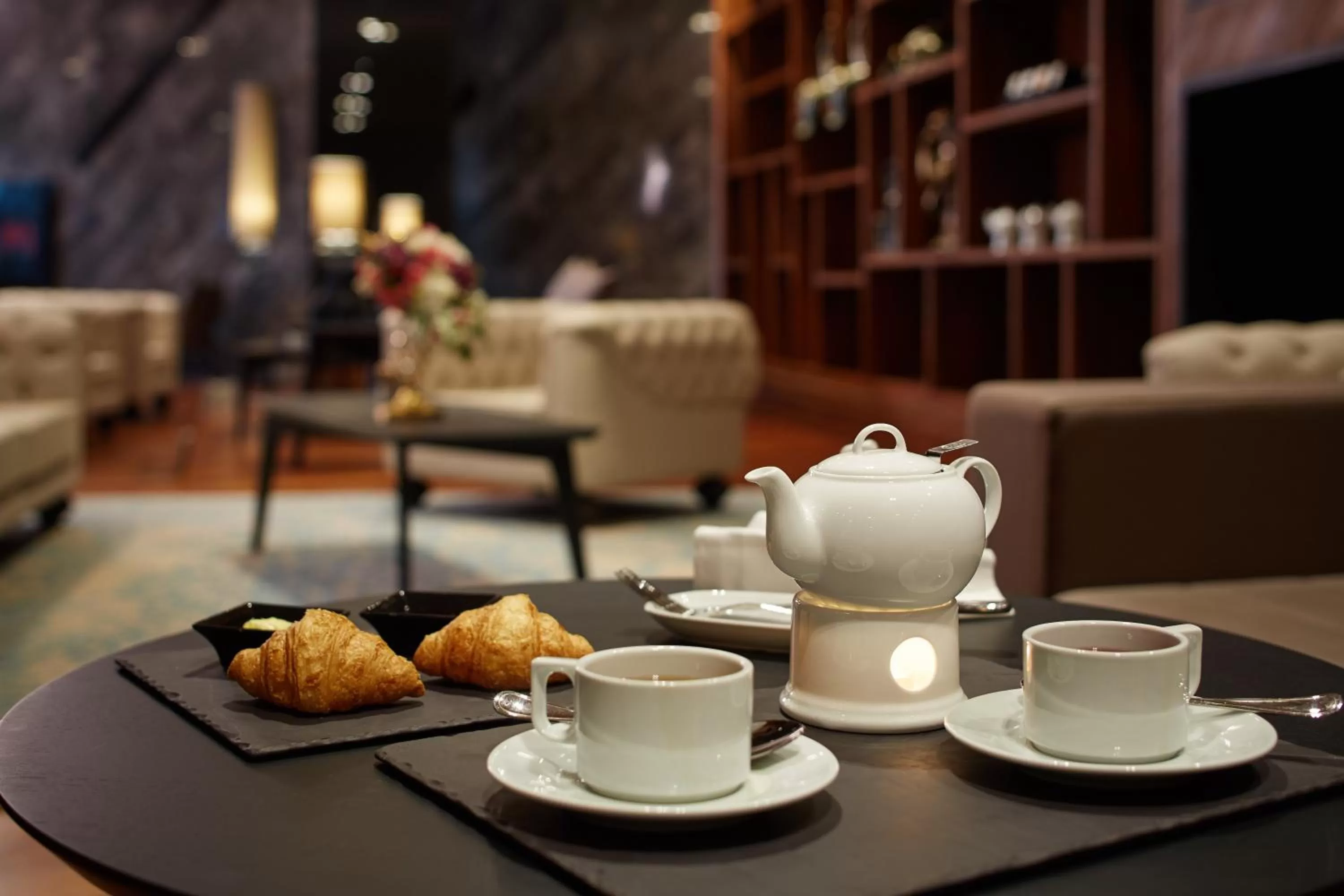 Communal lounge/ TV room in Pullman Istanbul Hotel & Convention Center