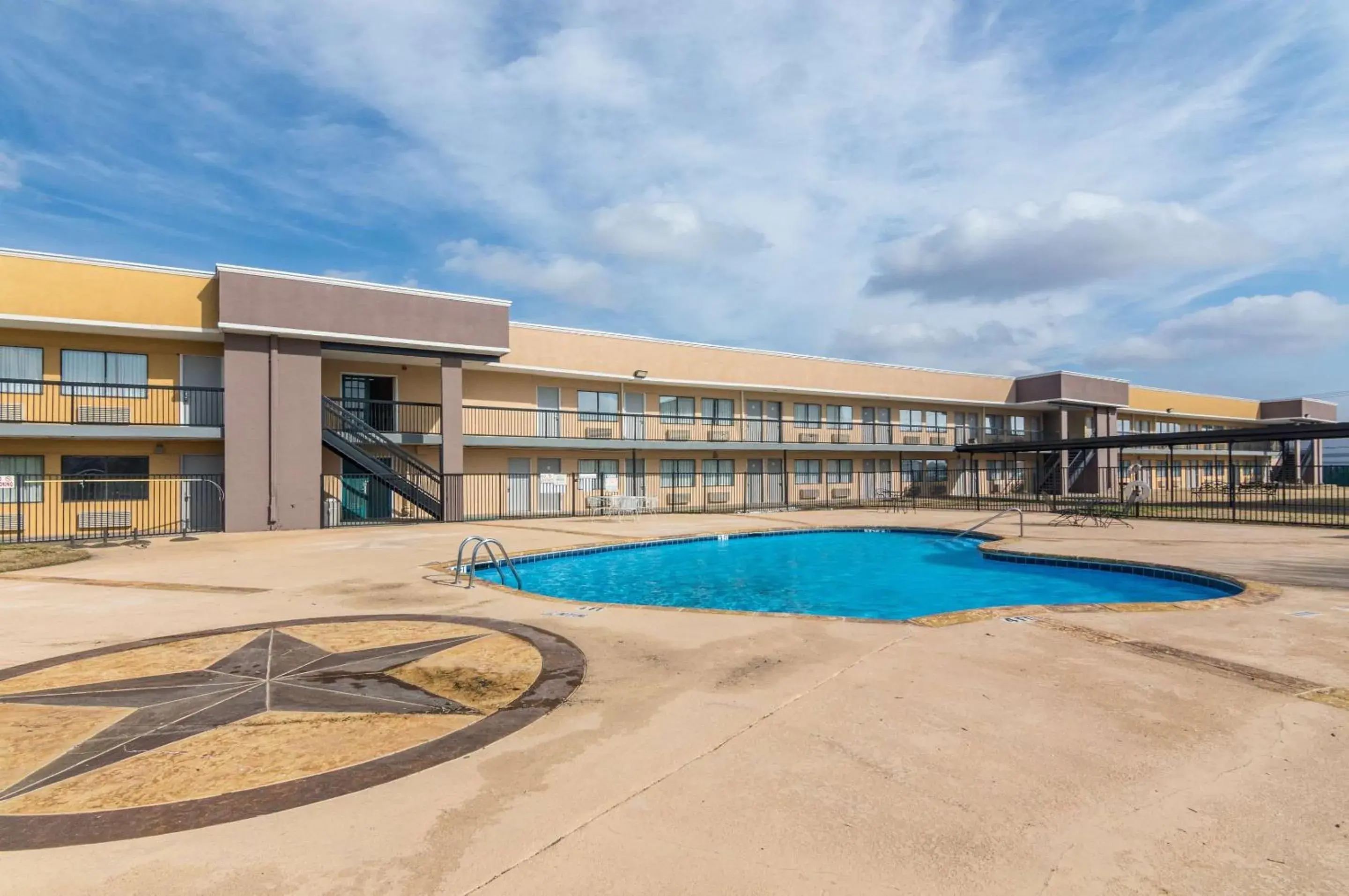 On site, Swimming Pool in Rodeway Inn Arlington