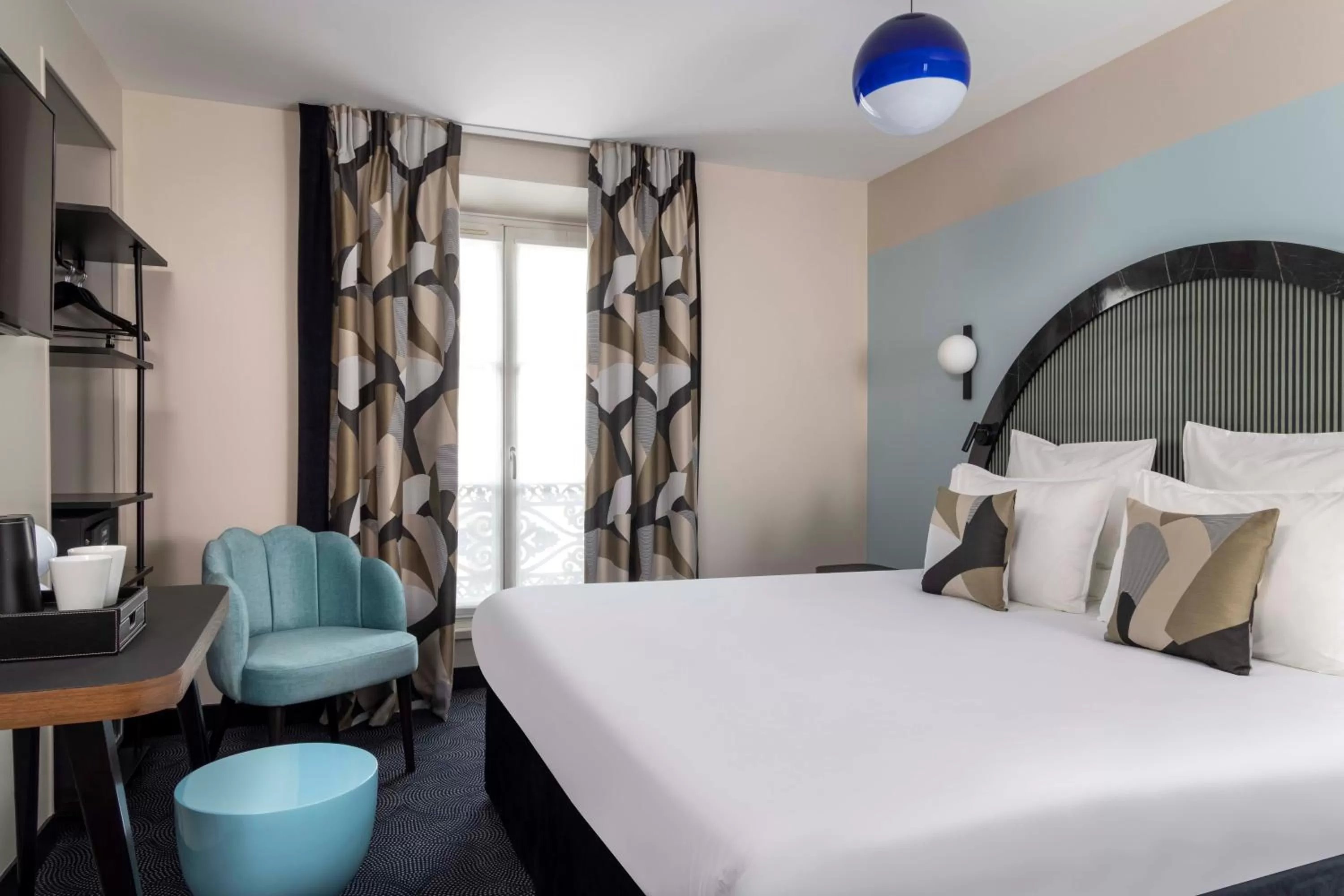 Photo of the whole room, Bed in Hôtel Regina Opéra Grands Boulevards