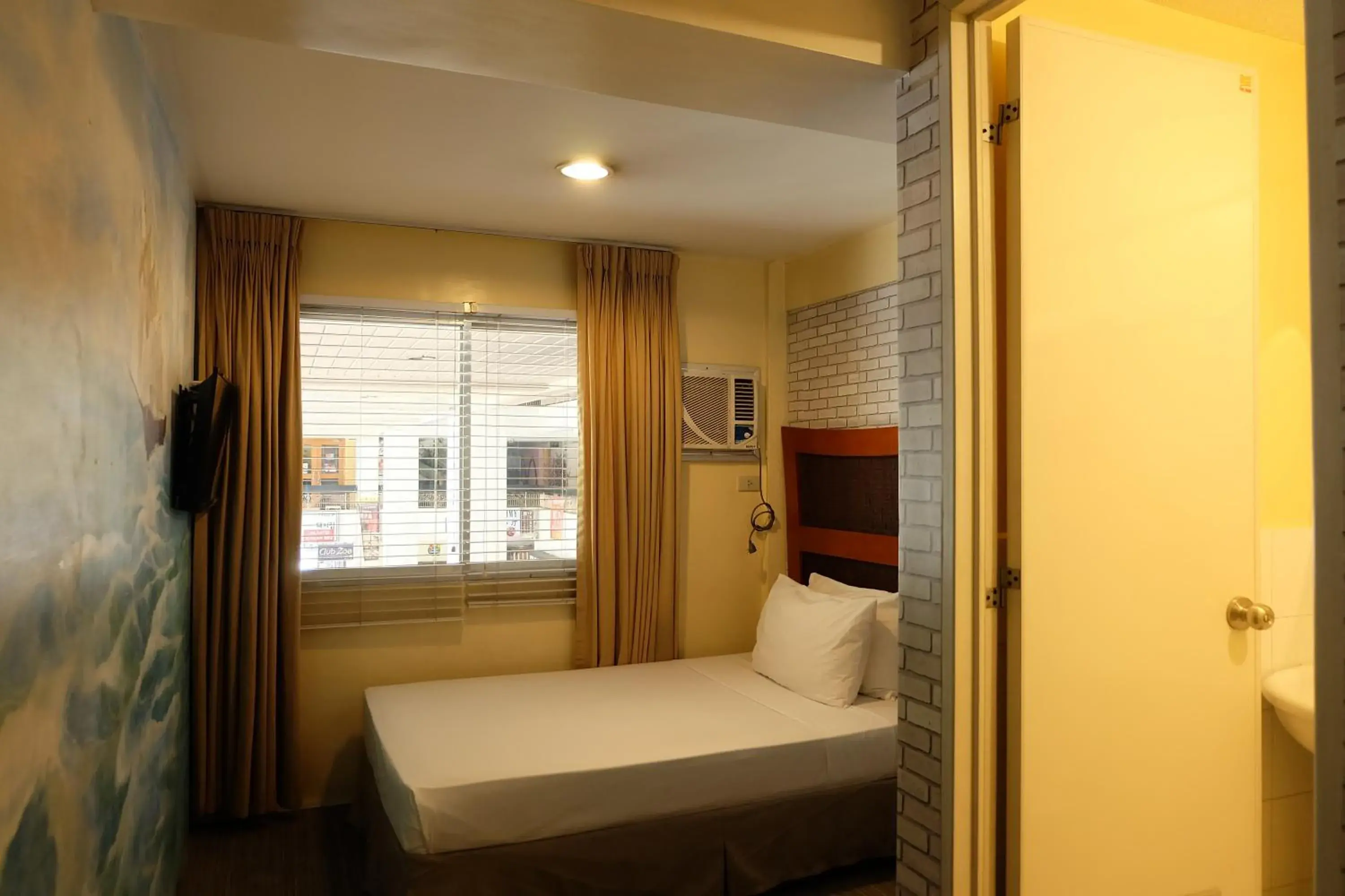 Bedroom, Bed in Spaces Hotel Makati - People & Pets