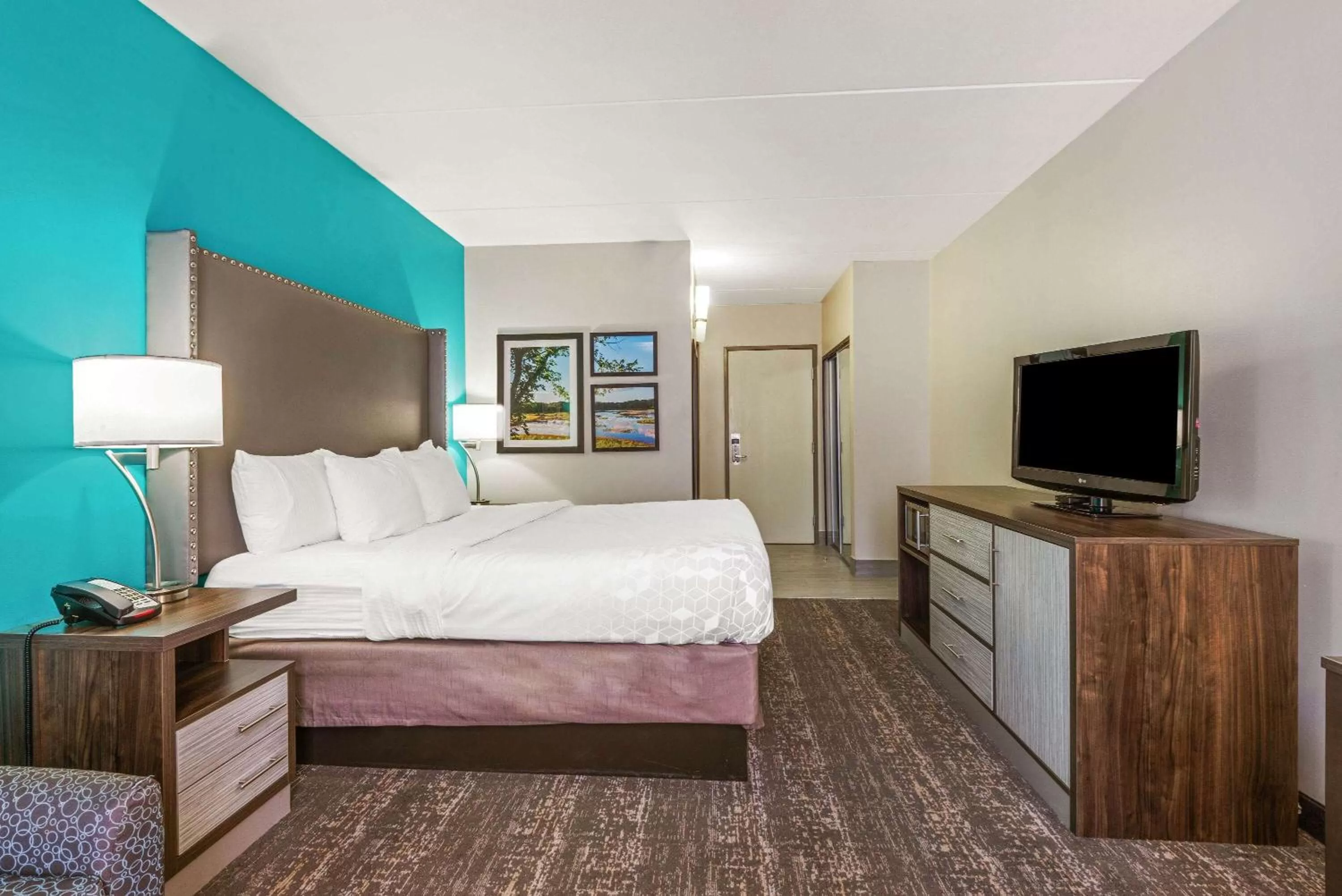 Photo of the whole room, Bed in La Quinta by Wyndham Jamestown