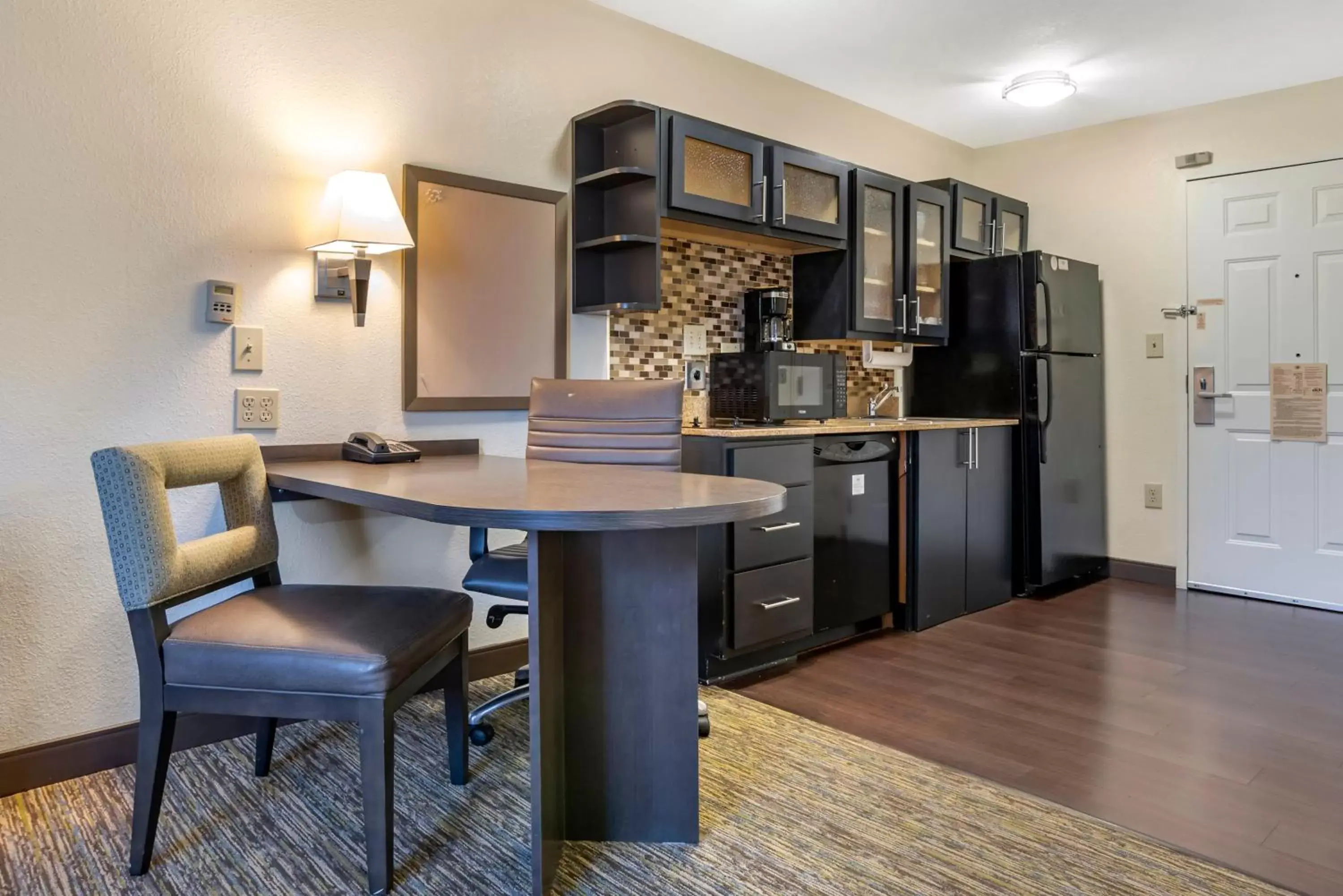 Photo of the whole room, Kitchen/Kitchenette in Candlewood Suites Alabaster, an IHG Hotel