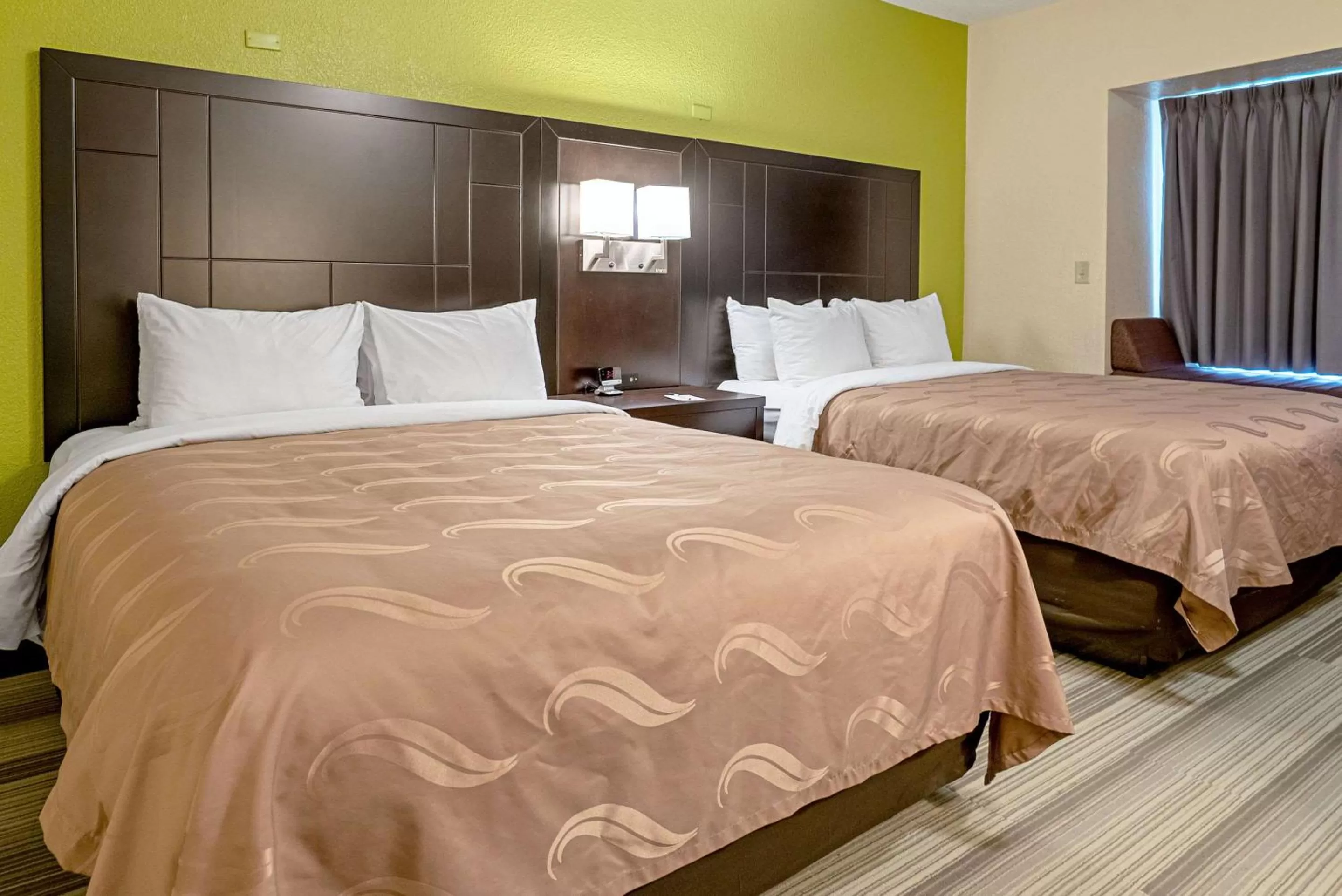 Photo of the whole room, Bed in Quality Inn & Suites Robbinsville