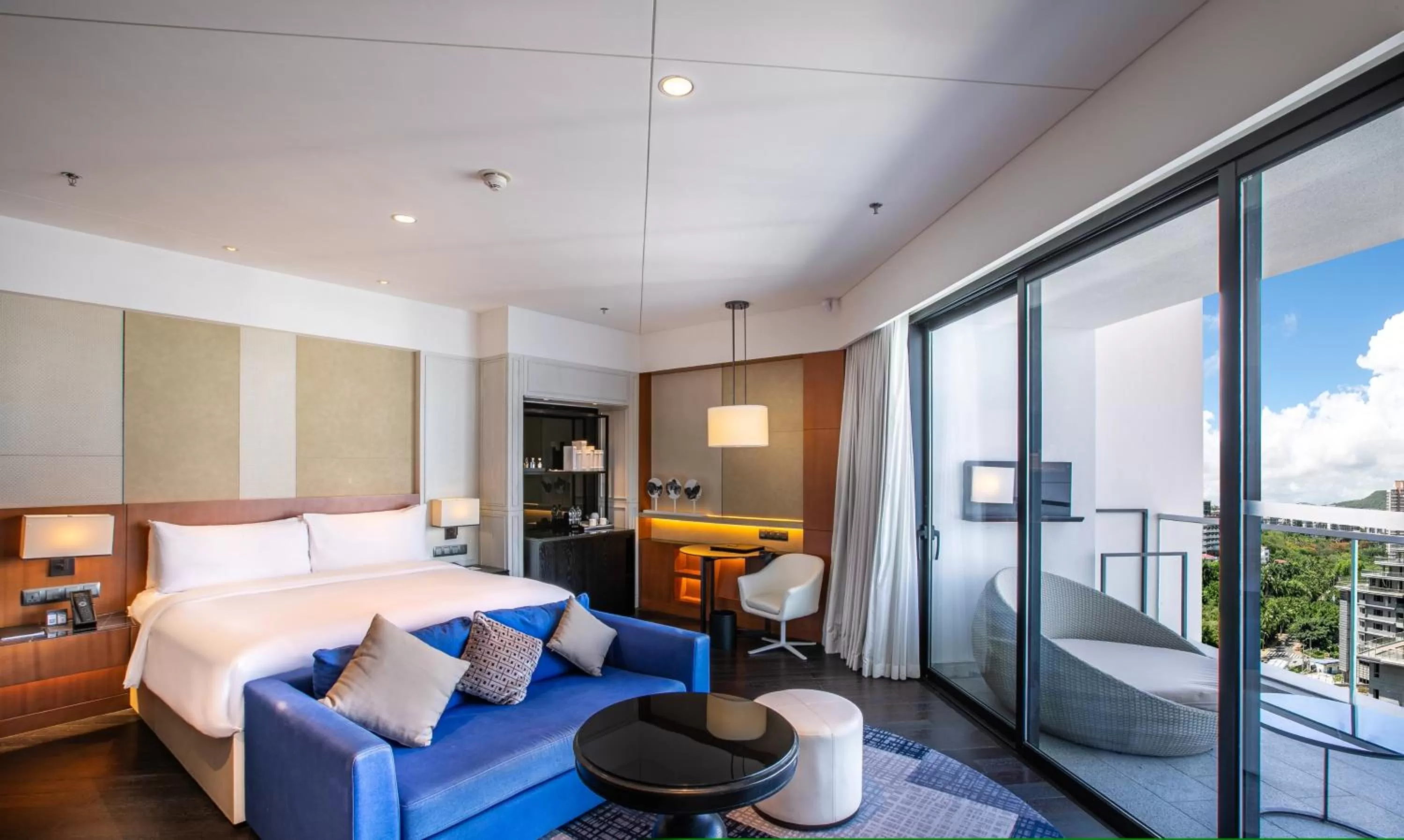 Photo of the whole room, Bed in The Shanhaitian Resort Sanya, Autograph Collection