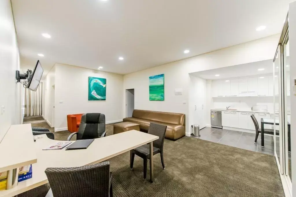 Photo of the whole room, Seating Area in Belconnen Way Hotel & Serviced Apartments