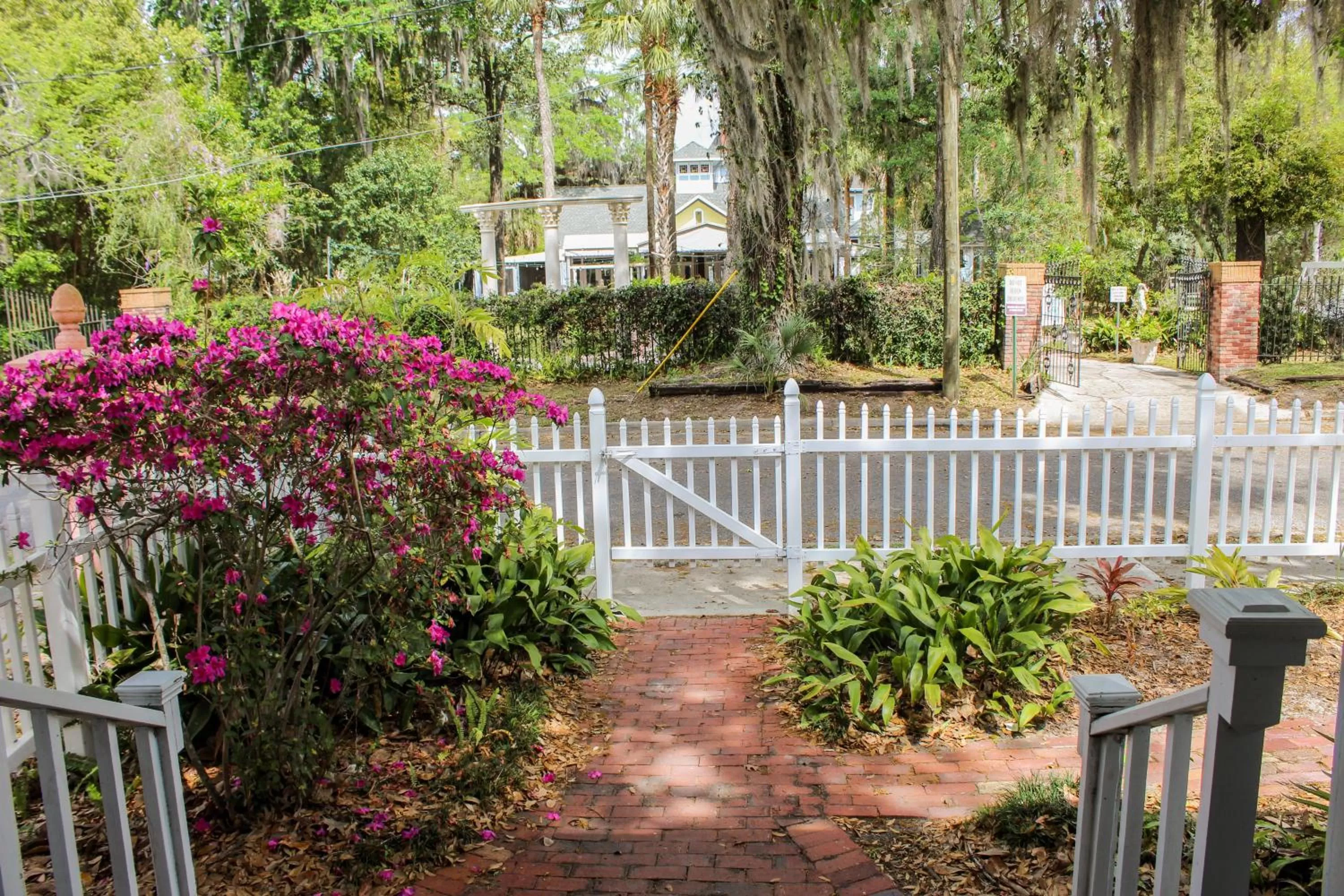 Victoria's Cottage in Sweetwater Branch Inn