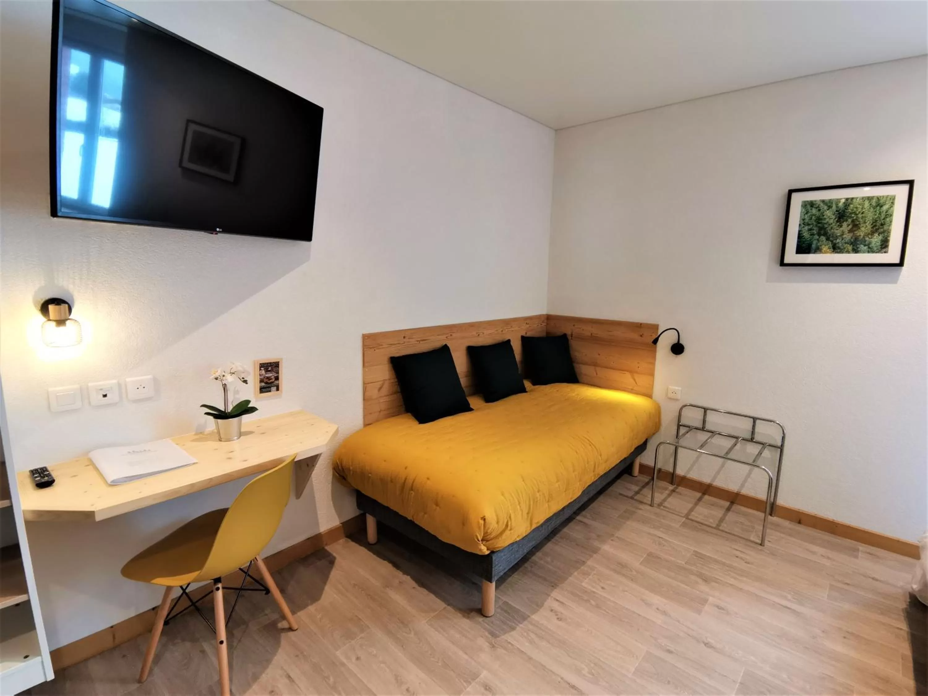 Photo of the whole room, Bed in Hotel Les Montagnards