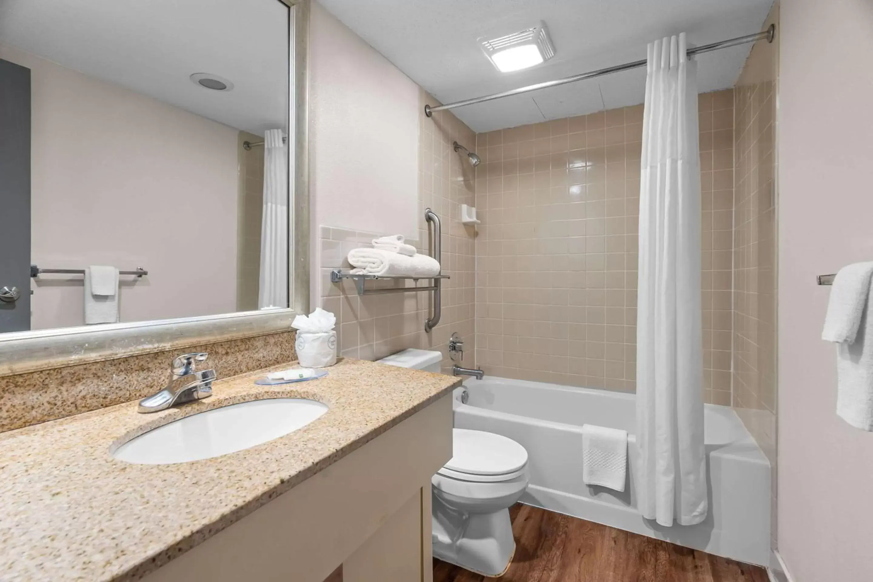Bedroom, Bathroom in Quality Inn & Suites Mall of America - MSP Airport