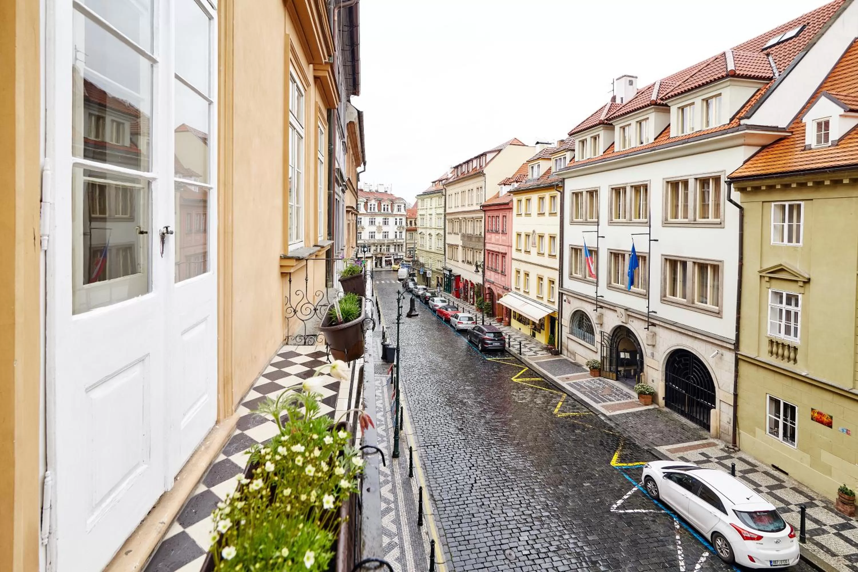 Day in Three Golden Crowns Apartments