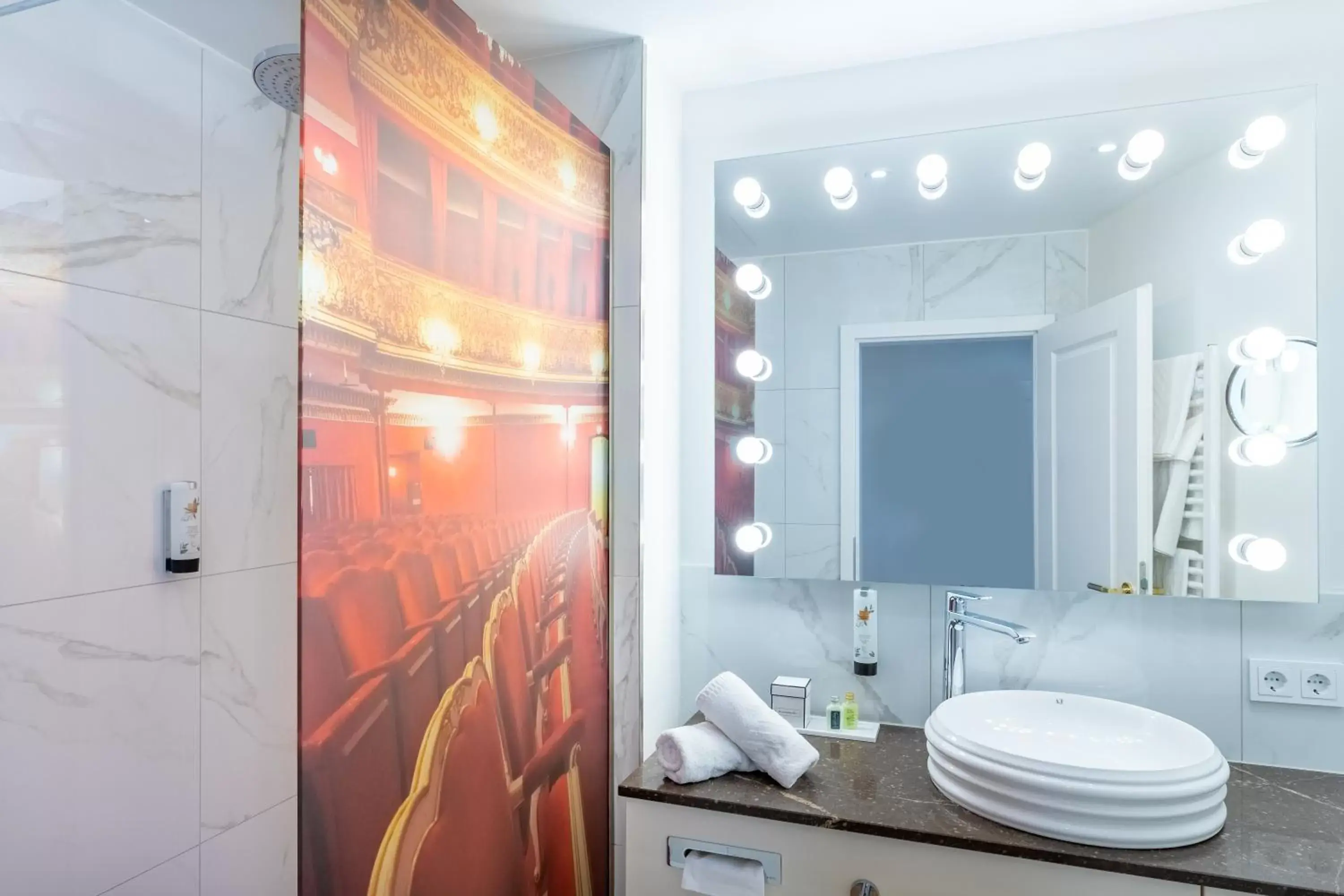 Bathroom in Theaterhotel & Suites Wien