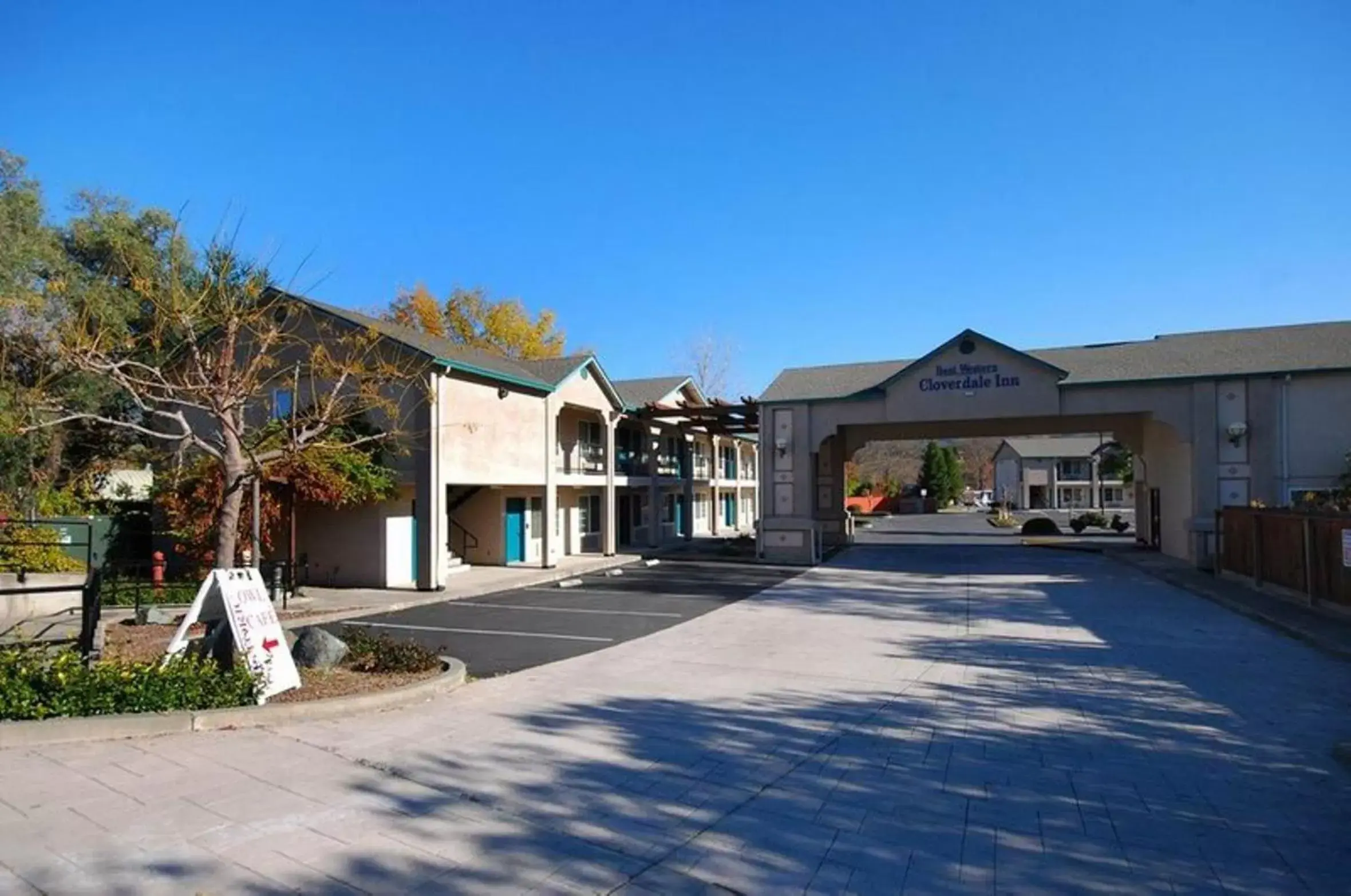 Property Building in Cloverdale Wine Country Inn & Suites