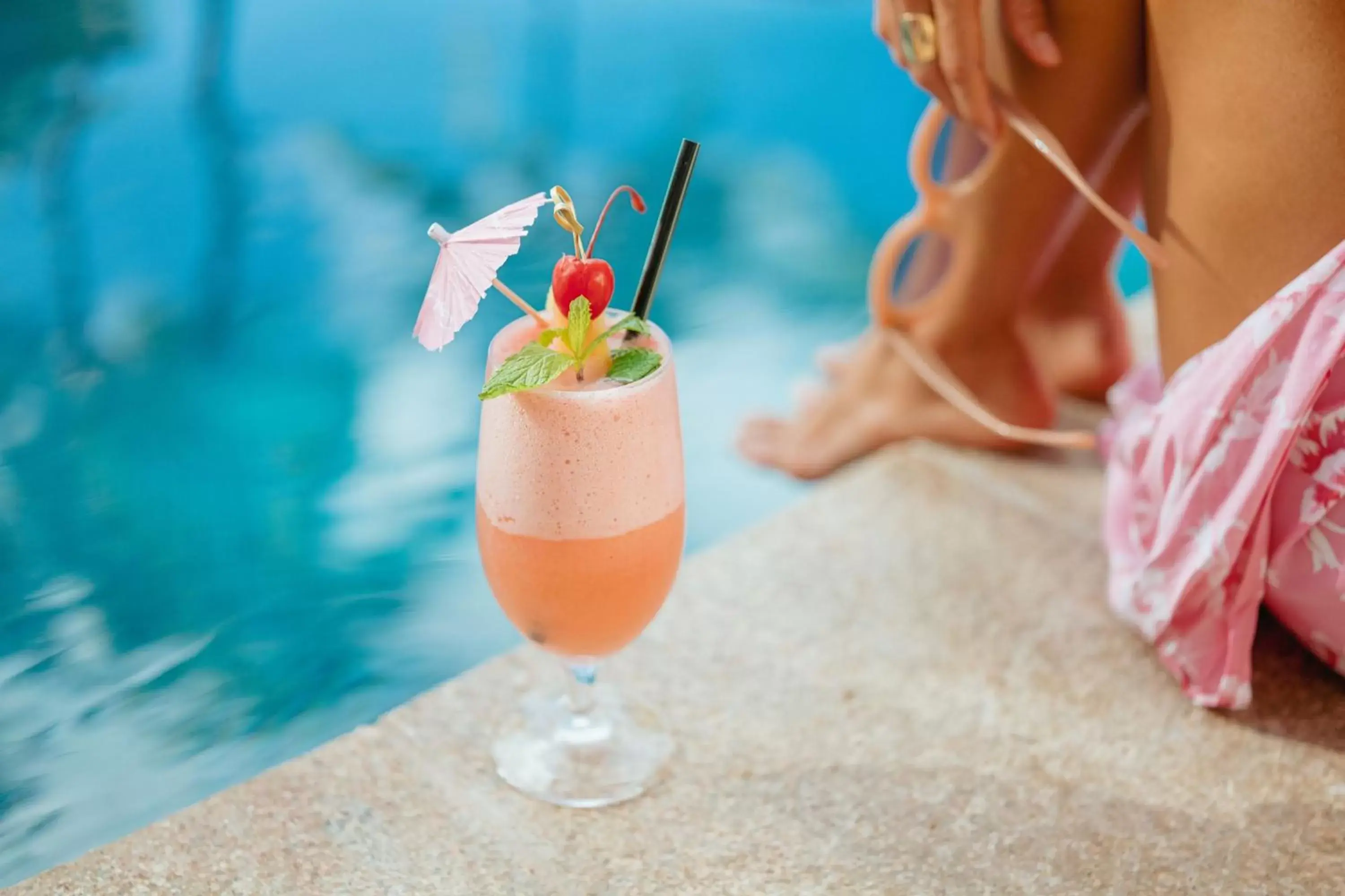 Swimming pool, Drinks in The Royal Hawaiian, A Luxury Collection Resort, Waikiki